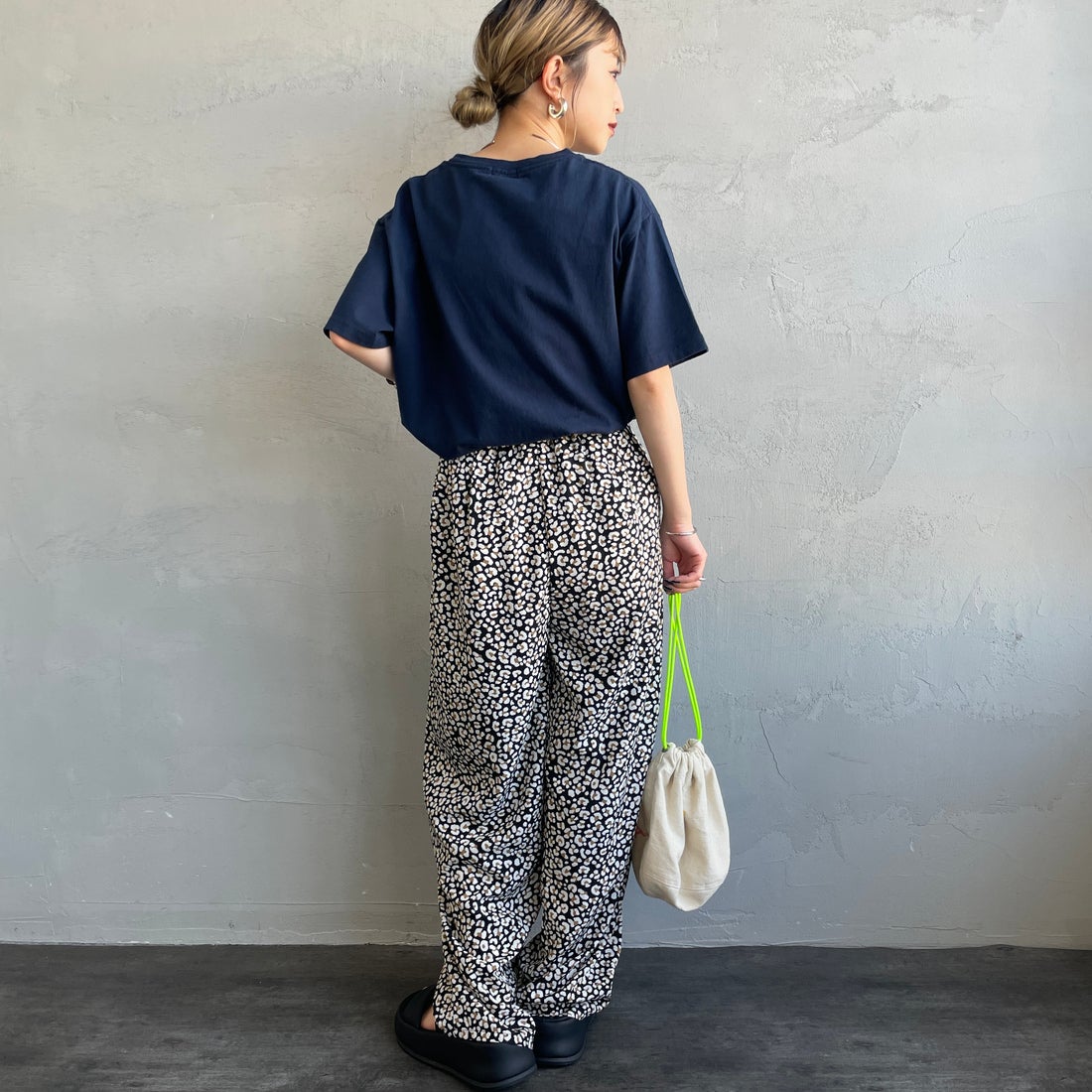 The Endless Summer [エンドレスサマー] 別注 BUHI ワンポイントロゴプリントTシャツ [FH-25574505-JF] 60 NAVY &&モデル身長：150cm 着用サイズ：S&&