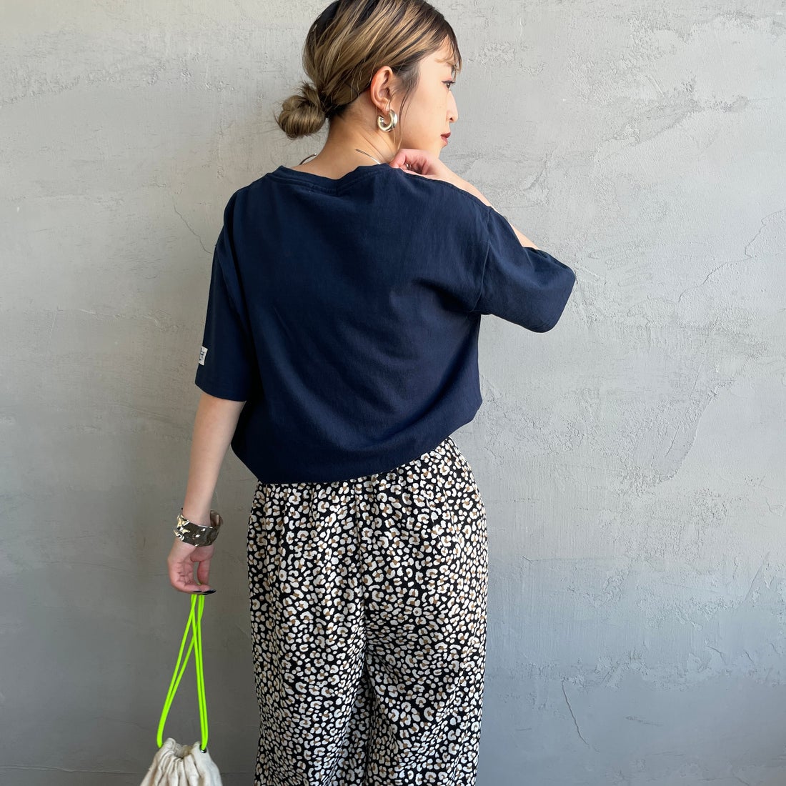 The Endless Summer [エンドレスサマー] 別注 BUHI ワンポイントロゴプリントTシャツ [FH-25574505-JF] 60 NAVY &&モデル身長：150cm 着用サイズ：S&&