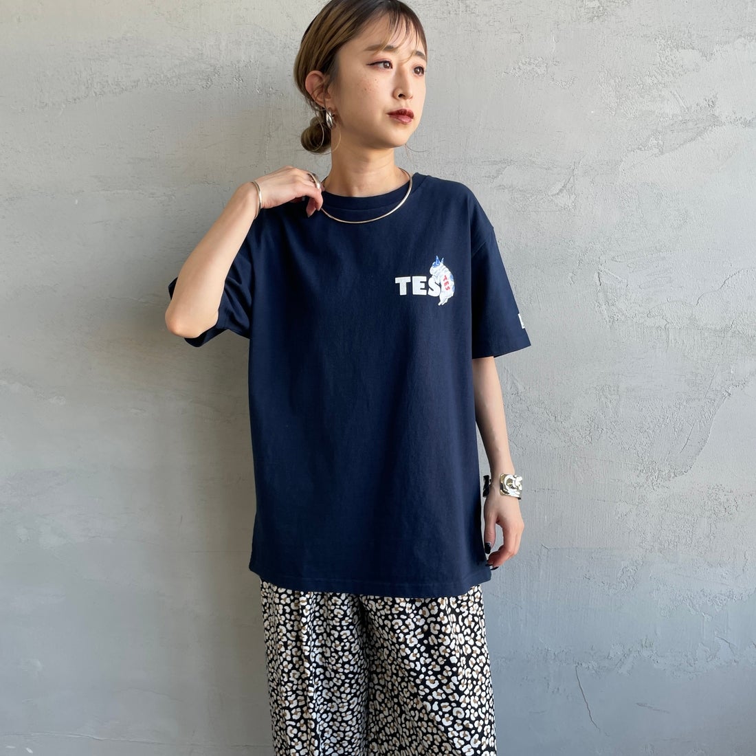 The Endless Summer [エンドレスサマー] 別注 BUHI ワンポイントロゴプリントTシャツ [FH-25574505-JF] 60 NAVY &&モデル身長：150cm 着用サイズ：S&&