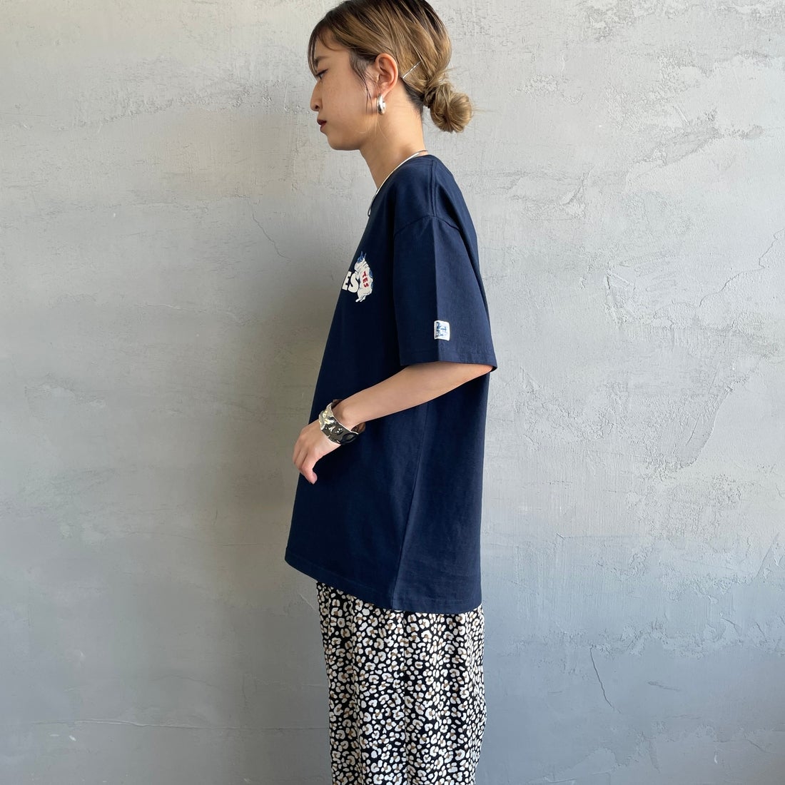 The Endless Summer [エンドレスサマー] 別注 BUHI ワンポイントロゴプリントTシャツ [FH-25574505-JF] 60 NAVY &&モデル身長：150cm 着用サイズ：S&&