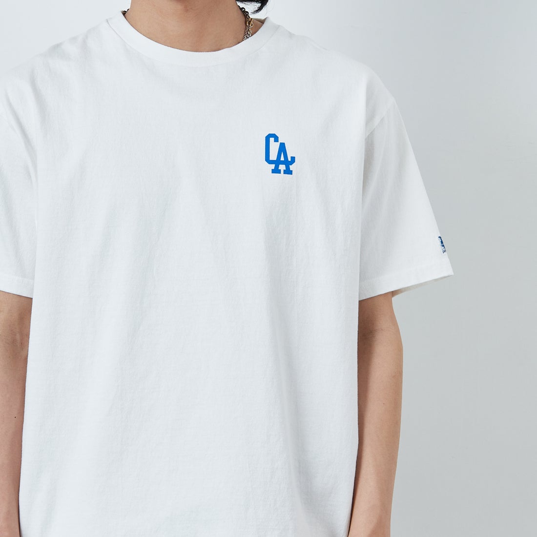 The Endless Summer [エンドレスサマー] 別注 BUHI LEAGUE バックプリントTシャツ [FH-25574506-JF] 07 WHITE &&モデル身長：179cm 着用サイズ：XL&&