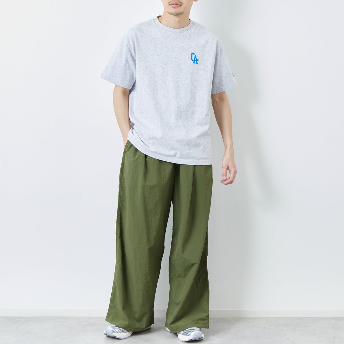 The Endless Summer [エンドレスサマー] 別注 BUHI LEAGUE バックプリントTシャツ [FH-25574506-JF] 03 MIX GRA &&モデル身長：168cm 着用サイズ：L&&