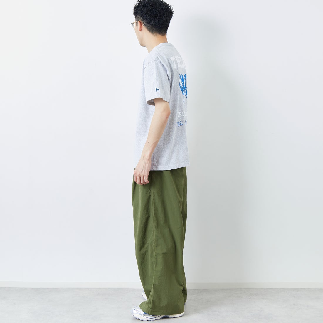 The Endless Summer [エンドレスサマー] 別注 BUHI LEAGUE バックプリントTシャツ [FH-25574506-JF] 03 MIX GRA &&モデル身長：168cm 着用サイズ：L&&