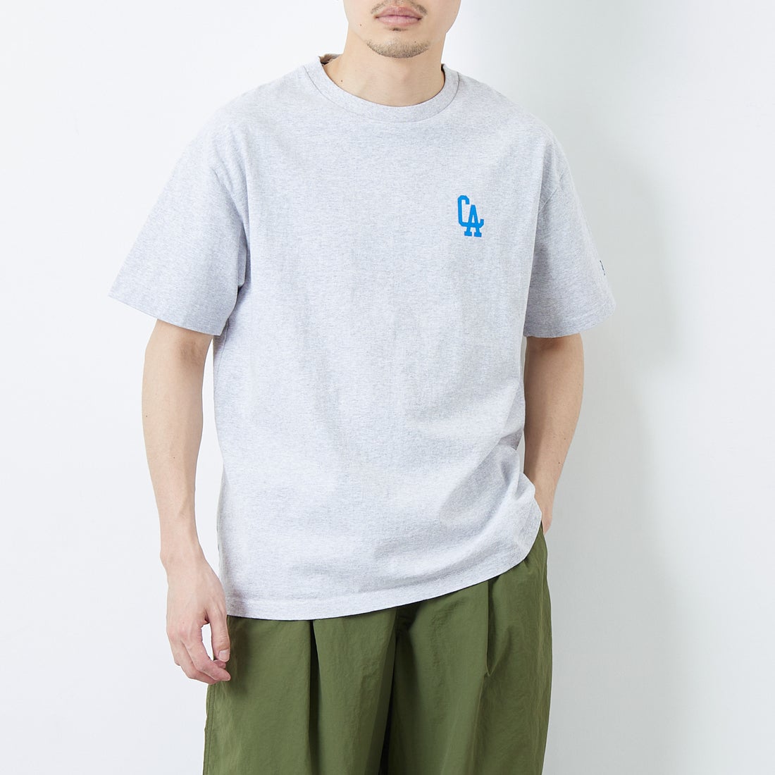 The Endless Summer [エンドレスサマー] 別注 BUHI LEAGUE バックプリントTシャツ [FH-25574506-JF] 03 MIX GRA &&モデル身長：168cm 着用サイズ：L&&