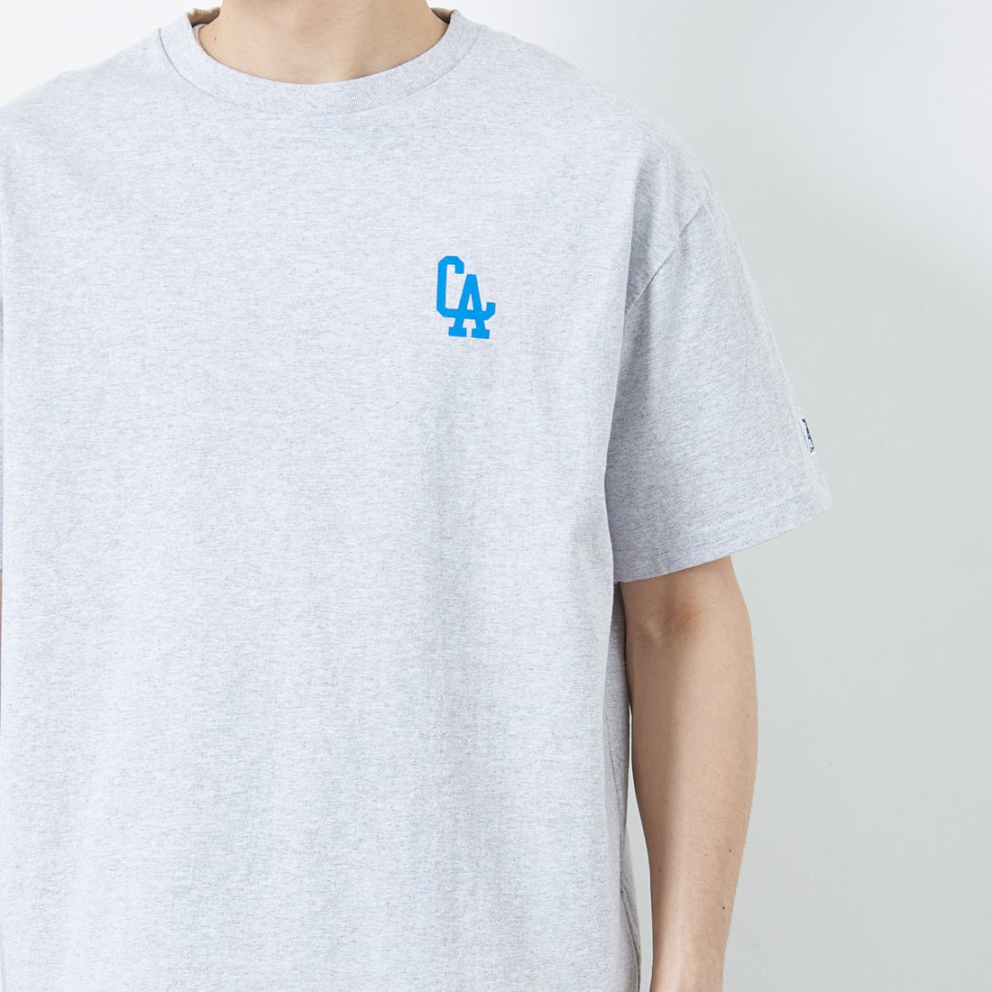 The Endless Summer [エンドレスサマー] 別注 BUHI LEAGUE バックプリントTシャツ [FH-25574506-JF] 03 MIX GRA &&モデル身長：168cm 着用サイズ：L&&