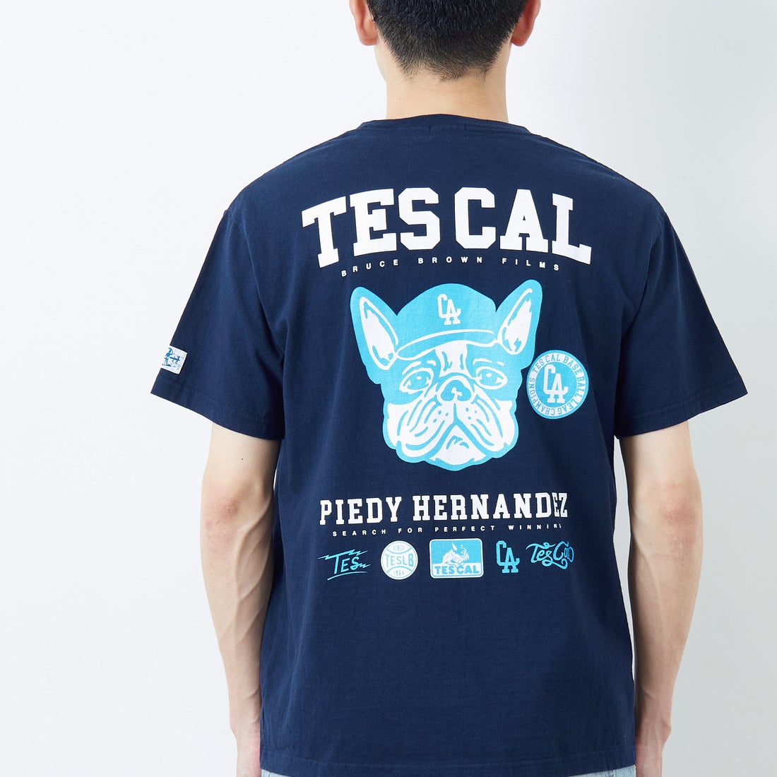 The Endless Summer [エンドレスサマー] 別注 BUHI LEAGUE バックプリントTシャツ [FH-25574506-JF] 60 NAVY &&モデル身長：168cm 着用サイズ：M&&