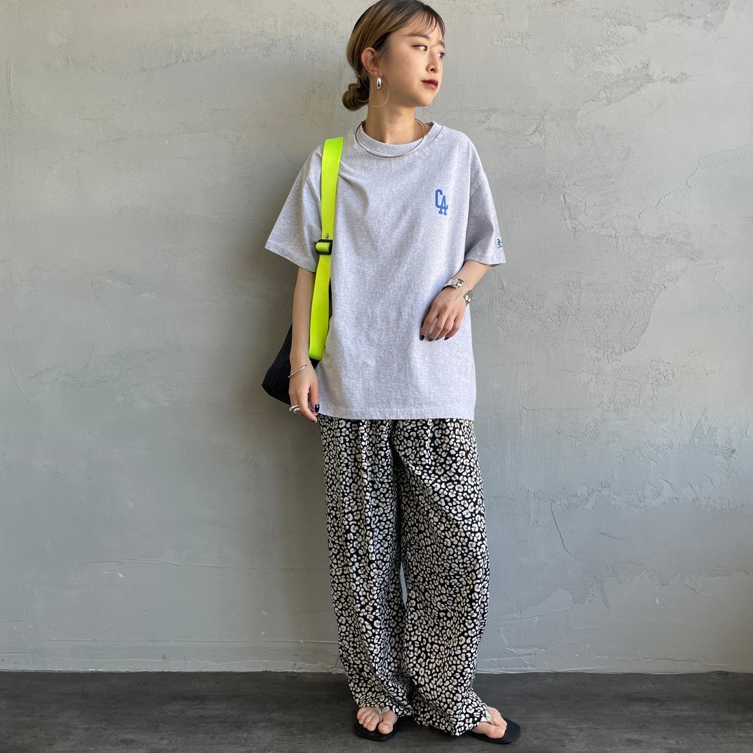 The Endless Summer [エンドレスサマー] 別注 BUHI LEAGUE バックプリントTシャツ [FH-25574506-JF] 03 MIX GRA &&モデル身長：150cm 着用サイズ：S&&
