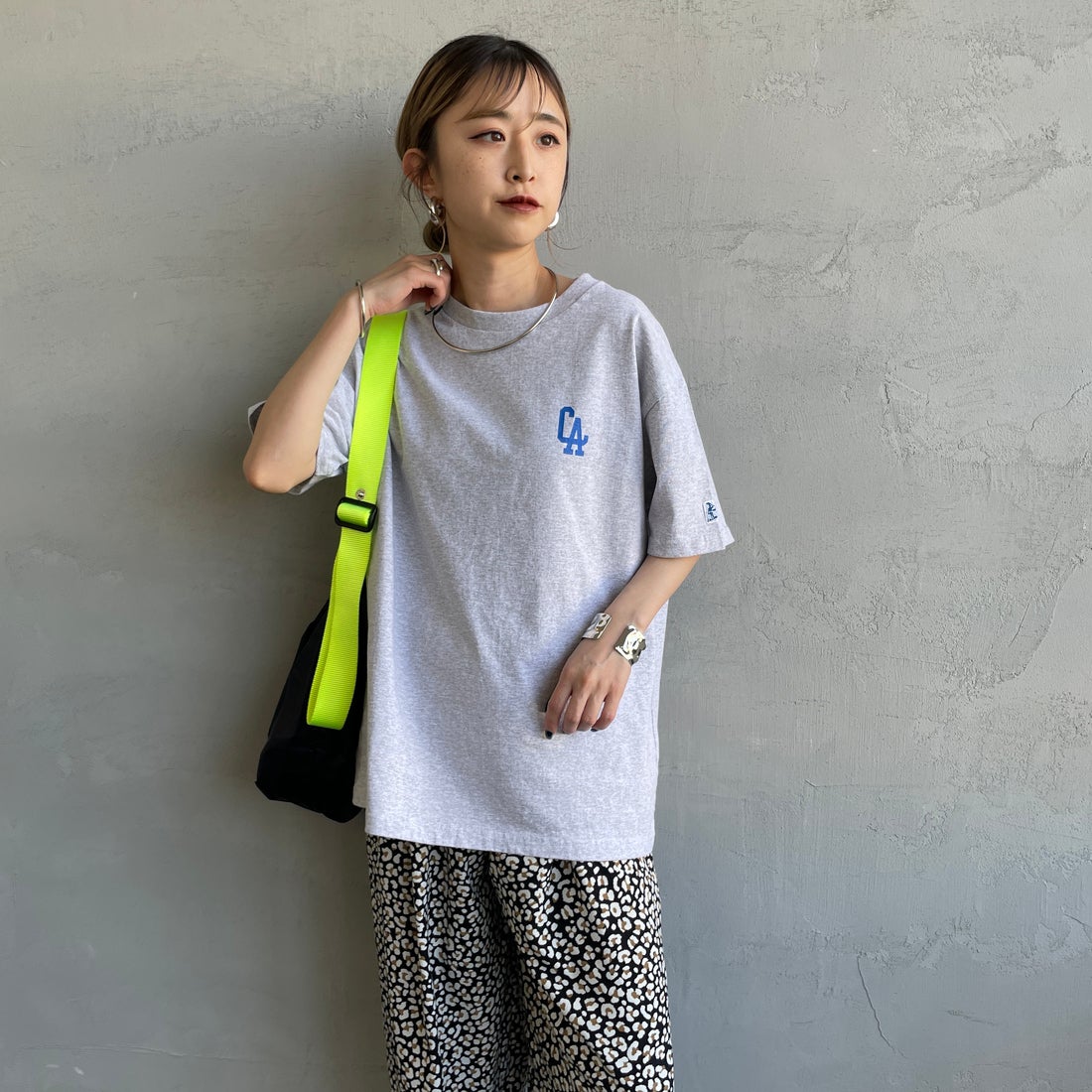 The Endless Summer [エンドレスサマー] 別注 BUHI LEAGUE バックプリントTシャツ [FH-25574506-JF] 03 MIX GRA &&モデル身長：150cm 着用サイズ：S&&