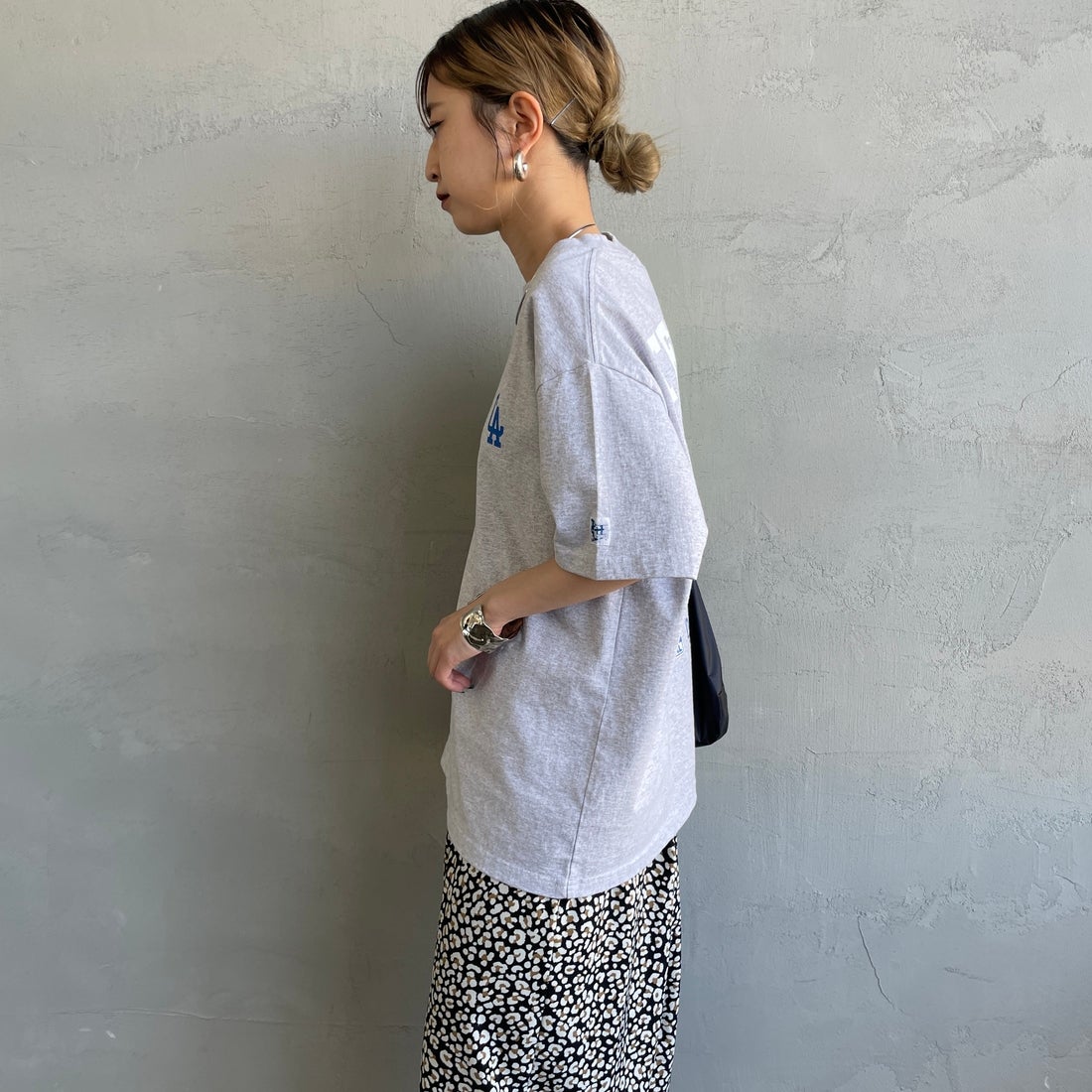 The Endless Summer [エンドレスサマー] 別注 BUHI LEAGUE バックプリントTシャツ [FH-25574506-JF] 03 MIX GRA &&モデル身長：150cm 着用サイズ：S&&