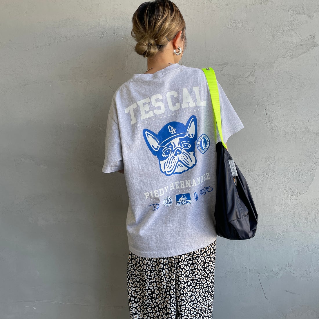 The Endless Summer [エンドレスサマー] 別注 BUHI LEAGUE バックプリントTシャツ [FH-25574506-JF] 03 MIX GRA &&モデル身長：150cm 着用サイズ：S&&