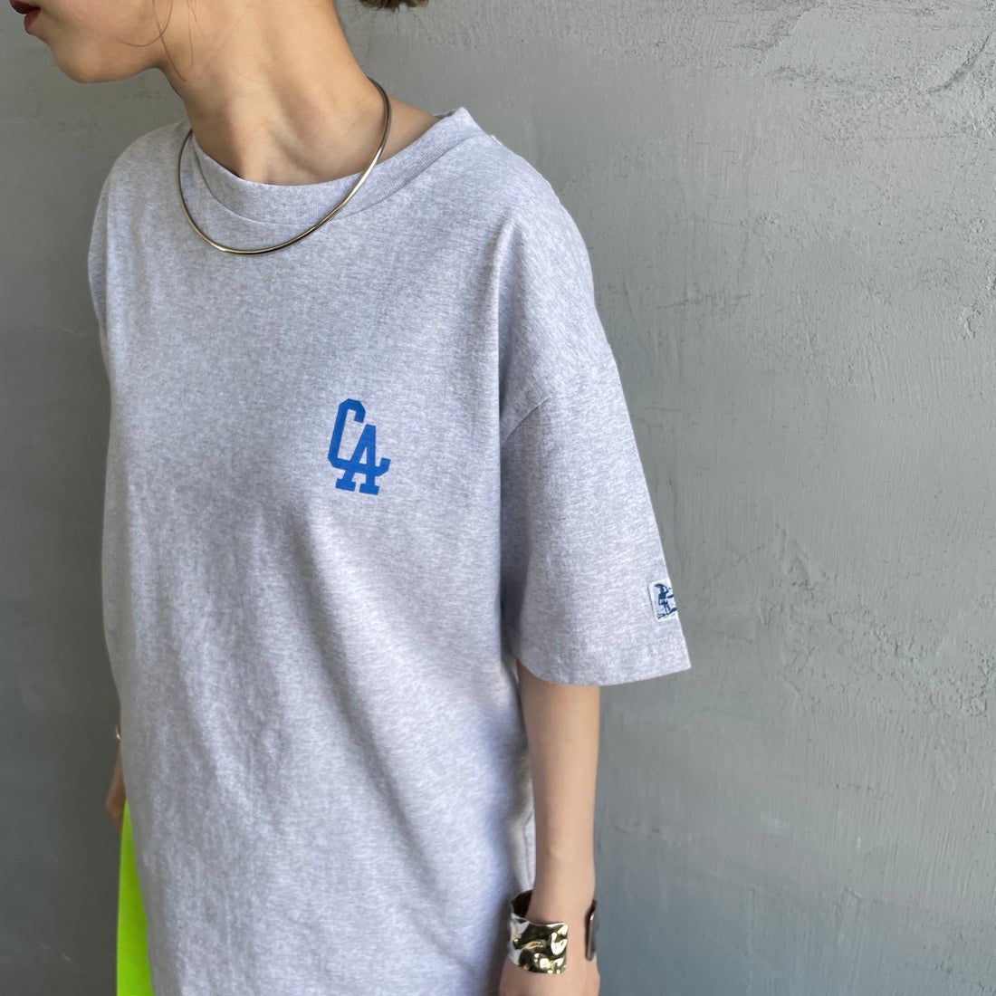 The Endless Summer [エンドレスサマー] 別注 BUHI LEAGUE バックプリントTシャツ [FH-25574506-JF] 03 MIX GRA &&モデル身長：150cm 着用サイズ：S&&