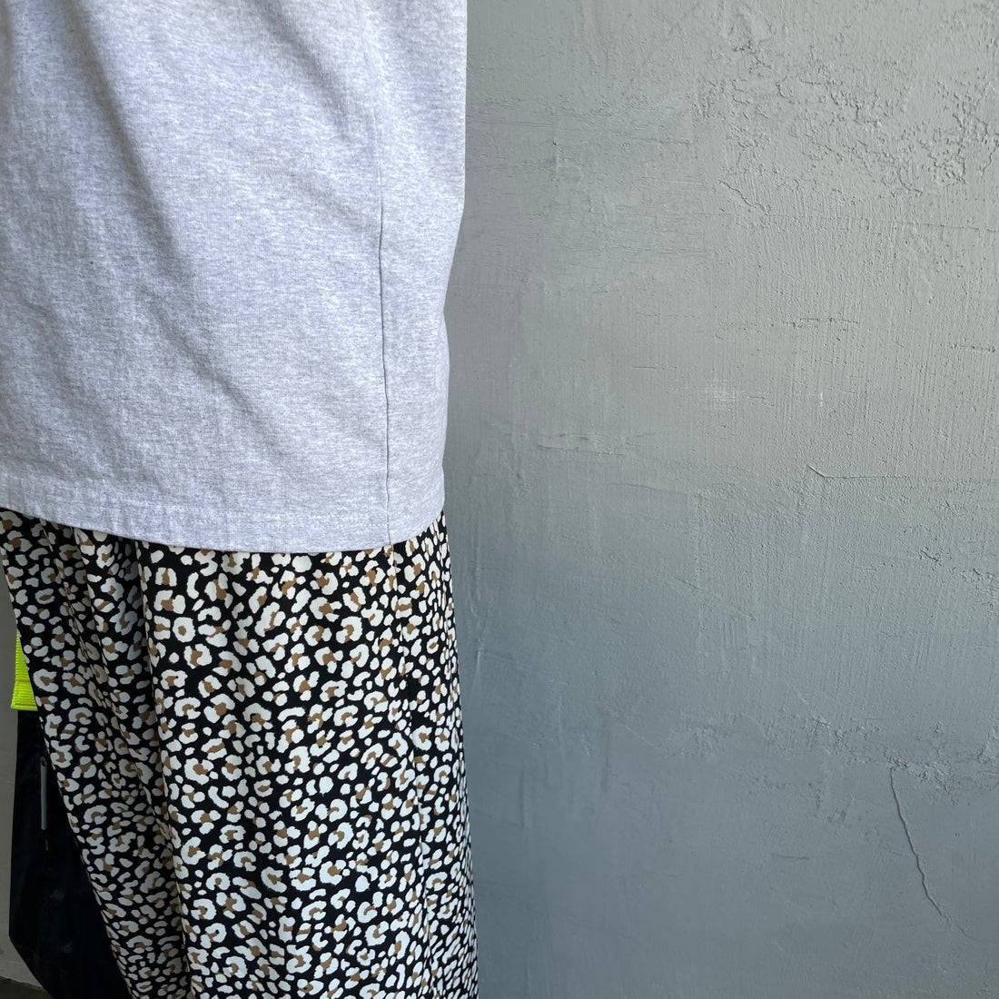 The Endless Summer [エンドレスサマー] 別注 BUHI LEAGUE バックプリントTシャツ [FH-25574506-JF] 03 MIX GRA &&モデル身長：150cm 着用サイズ：S&&