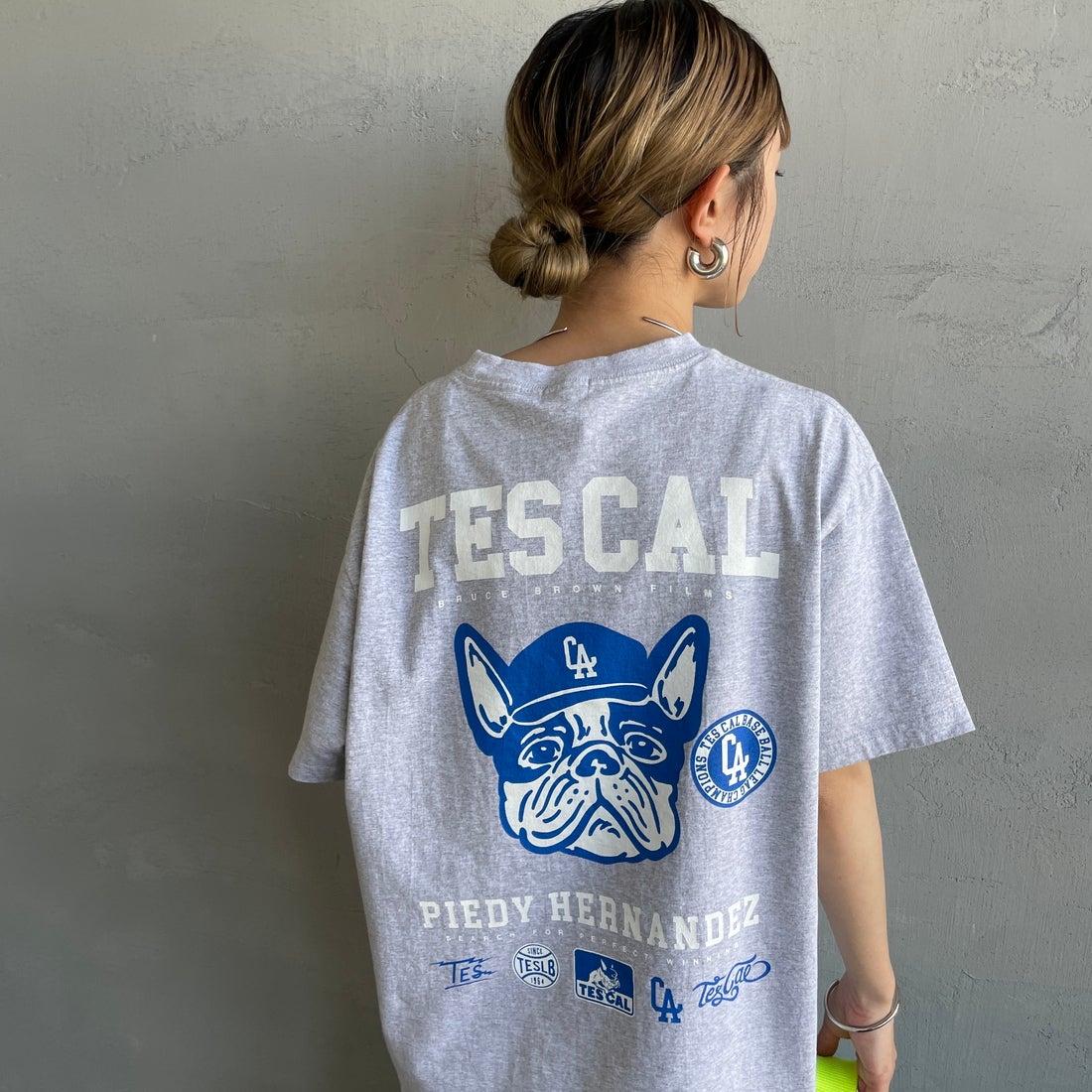 The Endless Summer [エンドレスサマー] 別注 BUHI LEAGUE バックプリントTシャツ [FH-25574506-JF] 03 MIX GRA &&モデル身長：150cm 着用サイズ：S&&