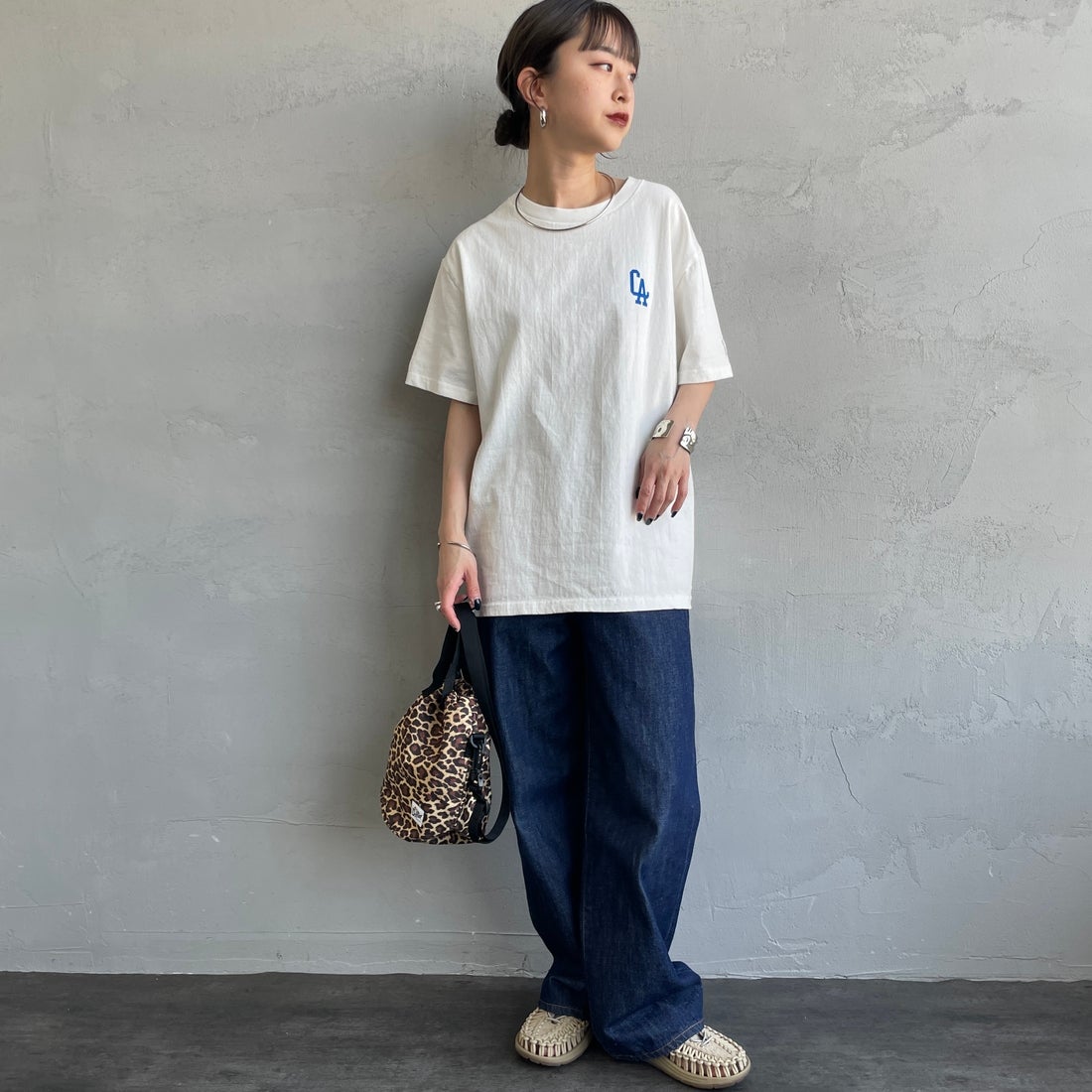 The Endless Summer [エンドレスサマー] 別注 BUHI LEAGUE バックプリントTシャツ [FH-25574506-JF] 07 WHITE &&モデル身長：150cm 着用サイズ：S&&