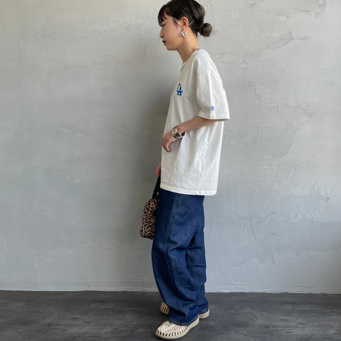 The Endless Summer [エンドレスサマー] 別注 BUHI LEAGUE バックプリントTシャツ [FH-25574506-JF] 07 WHITE &&モデル身長：150cm 着用サイズ：S&&