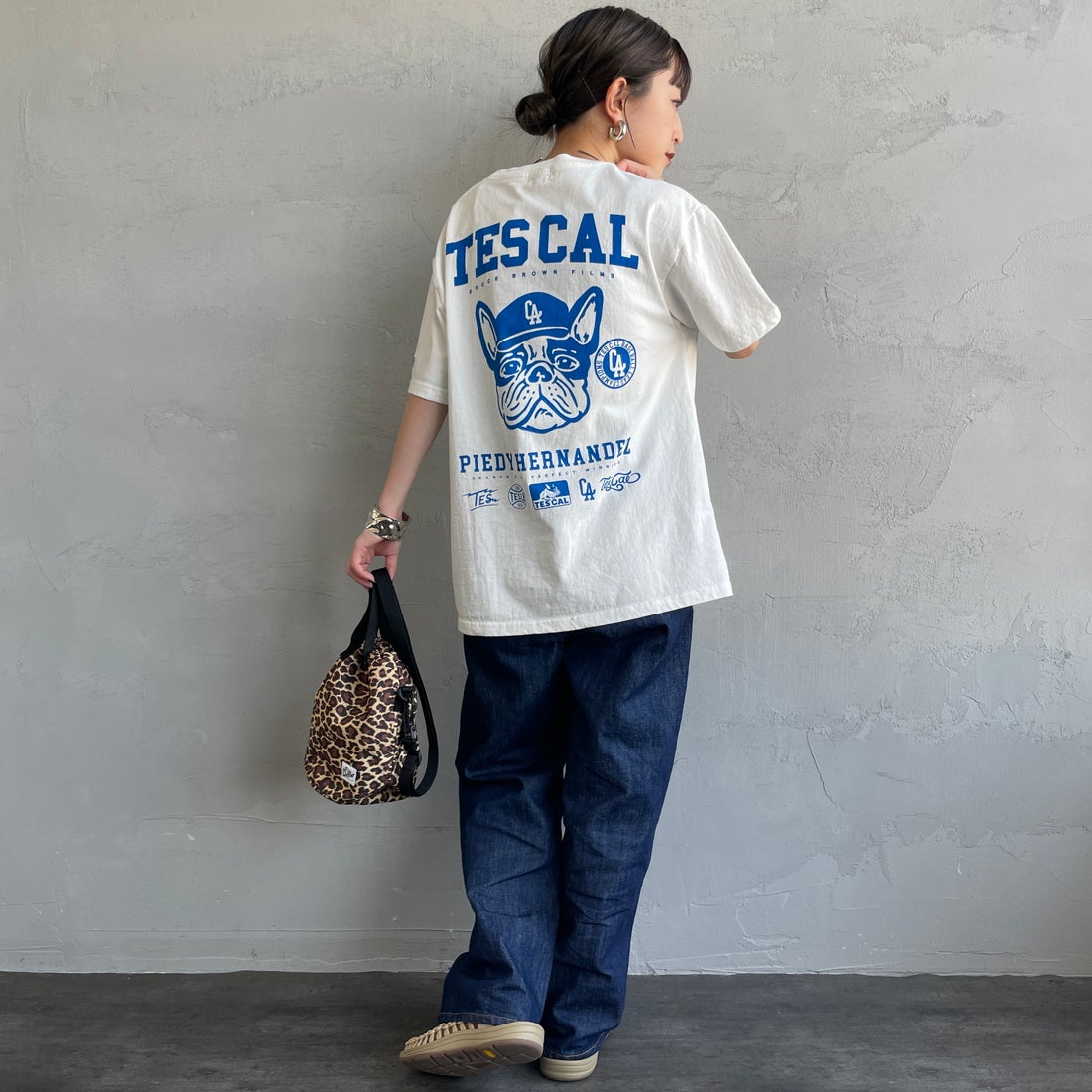 The Endless Summer [エンドレスサマー] 別注 BUHI LEAGUE バックプリントTシャツ [FH-25574506-JF] 07 WHITE &&モデル身長：150cm 着用サイズ：S&&