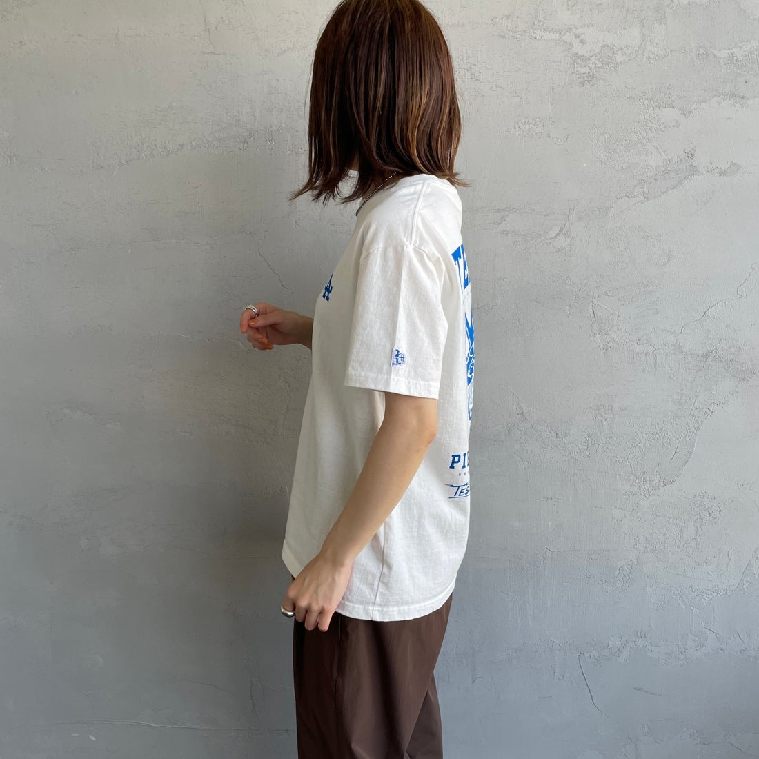 The Endless Summer [エンドレスサマー] 別注 BUHI LEAGUE バックプリントTシャツ [FH-25574506-JF] 07 WHITE &&モデル身長：158cm 着用サイズ：S&&