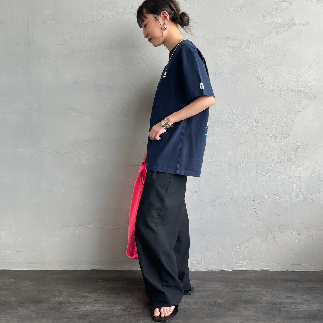 The Endless Summer [エンドレスサマー] 別注 BUHI LEAGUE バックプリントTシャツ [FH-25574506-JF] 60 NAVY &&モデル身長：150cm 着用サイズ：S&&