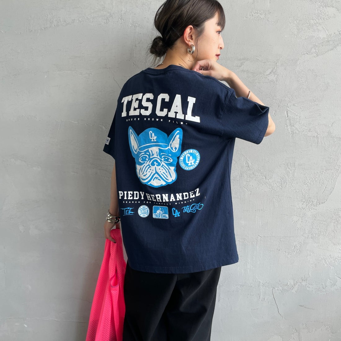 The Endless Summer [エンドレスサマー] 別注 BUHI LEAGUE バックプリントTシャツ [FH-25574506-JF] 60 NAVY &&モデル身長：150cm 着用サイズ：S&&