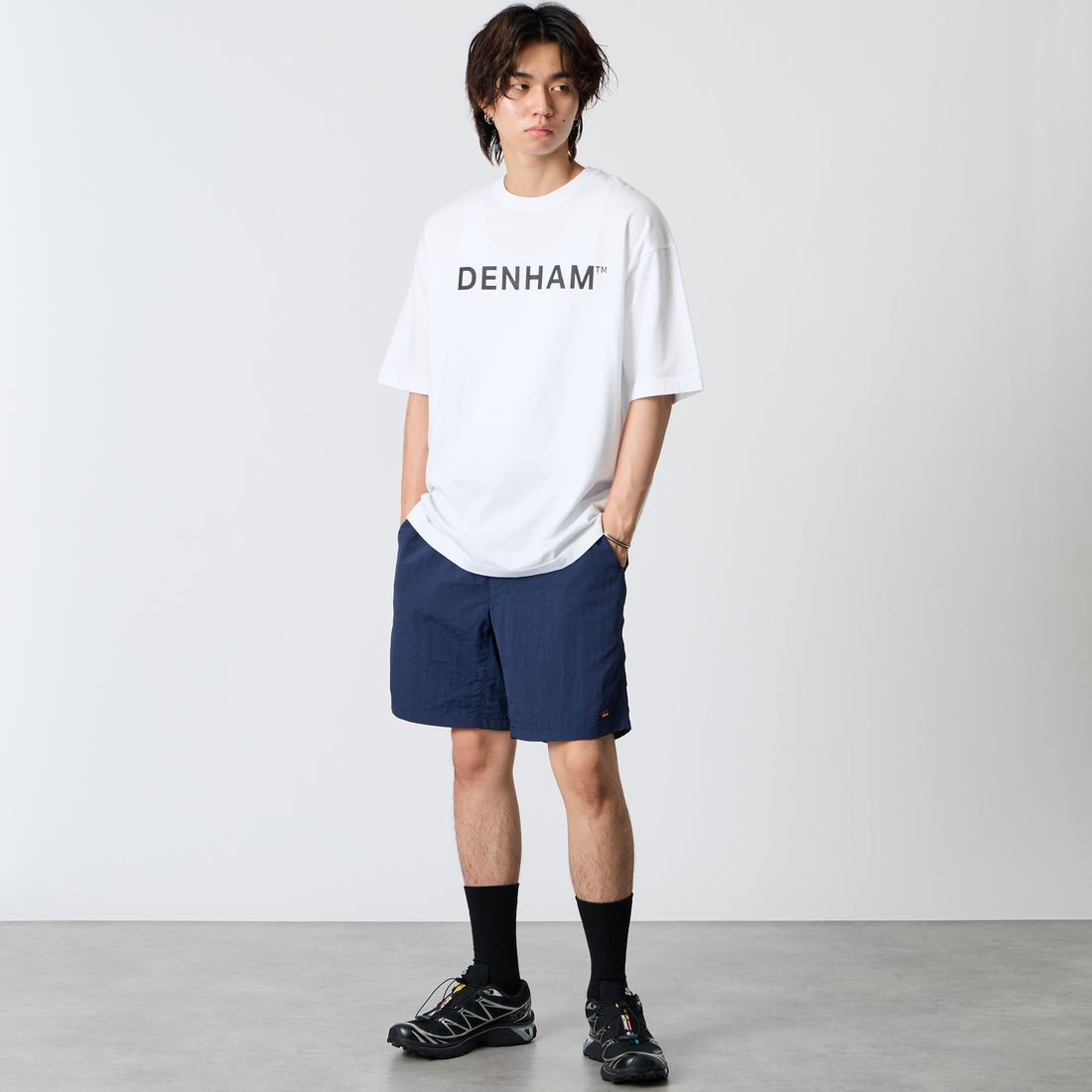 DENHAM [デンハム] ビッグロゴTシャツ [BIG-LOGO-T] WHITE &&モデル身長：177cm 着用サイズ：M&&