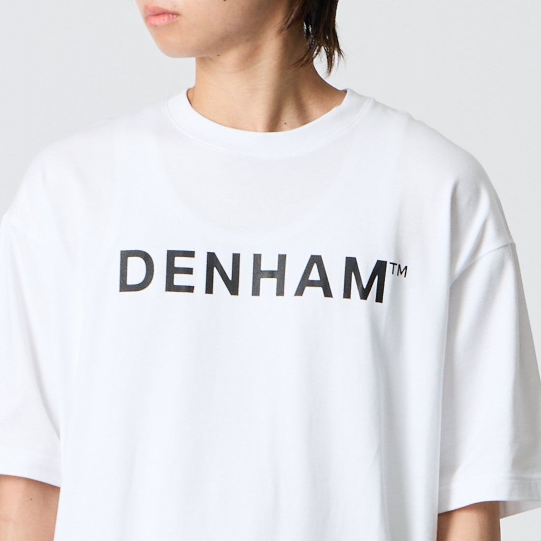 DENHAM [デンハム] ビッグロゴTシャツ [BIG-LOGO-T] WHITE &&モデル身長：177cm 着用サイズ：M&&