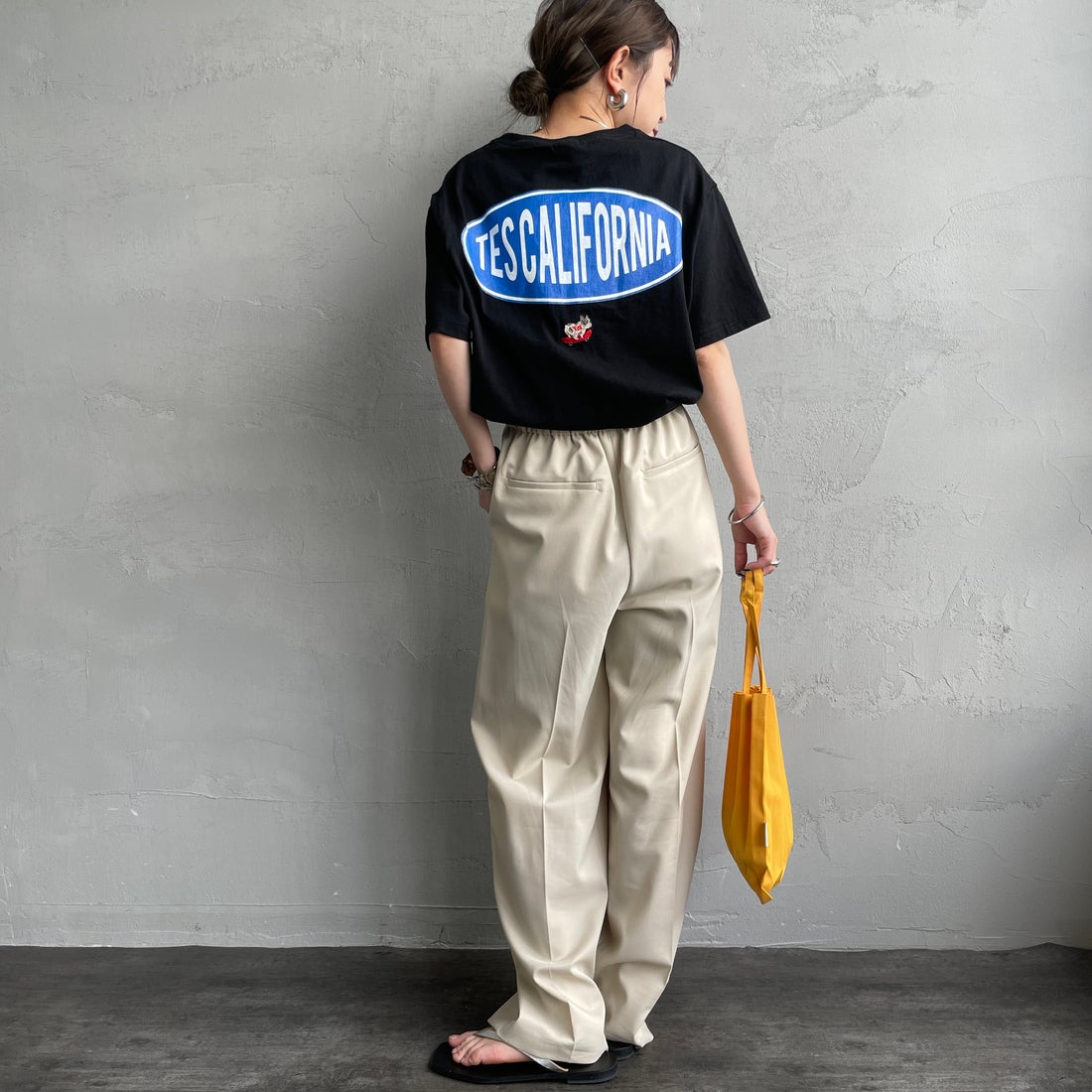 The Endless Summer [エンドレスサマー] 別注 THE CALIFORNIA バックプリントTシャツ [FH-25574507-JF] 01 BLACK &&モデル身長：150cm 着用サイズ：S&&