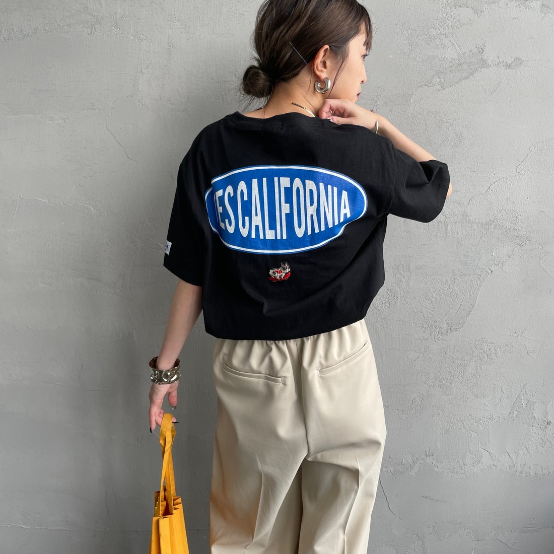 The Endless Summer [エンドレスサマー] 別注 THE CALIFORNIA バックプリントTシャツ [FH-25574507-JF] 01 BLACK &&モデル身長：150cm 着用サイズ：S&&