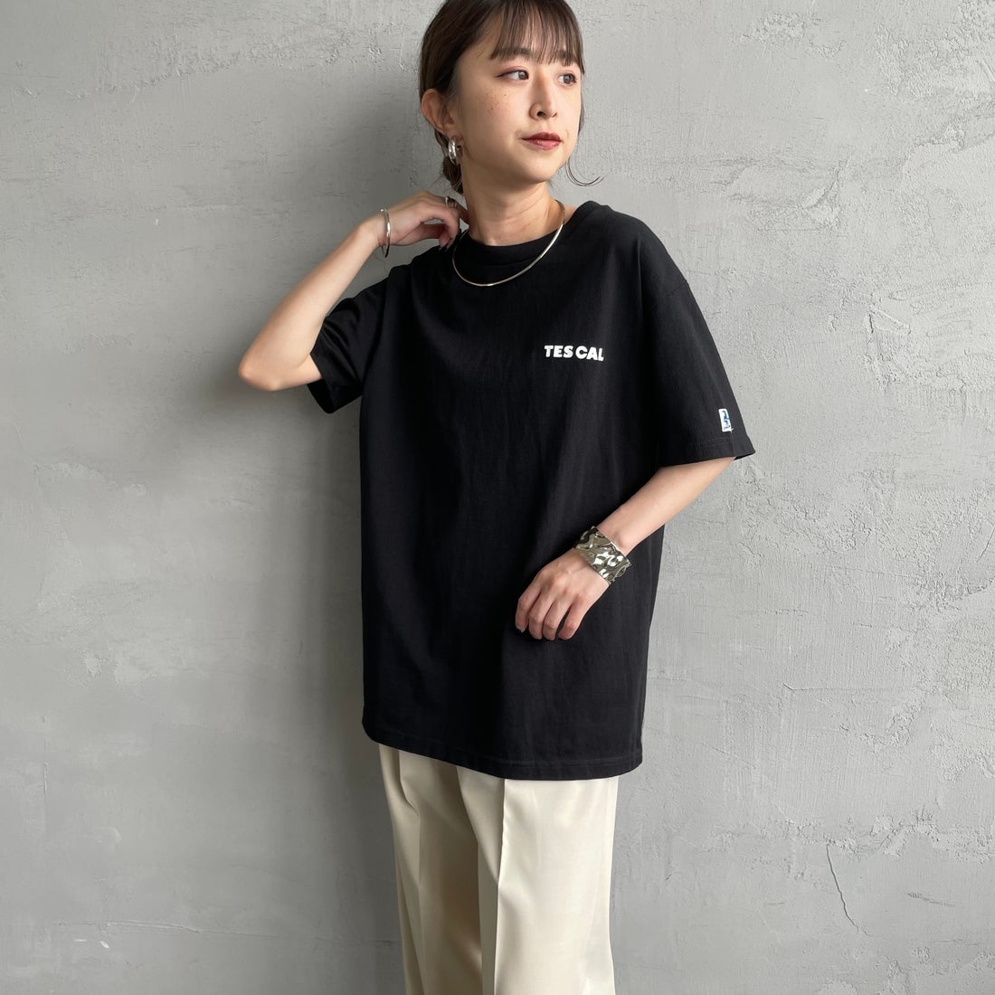 The Endless Summer [エンドレスサマー] 別注 THE CALIFORNIA バックプリントTシャツ [FH-25574507-JF] 01 BLACK &&モデル身長：150cm 着用サイズ：S&&