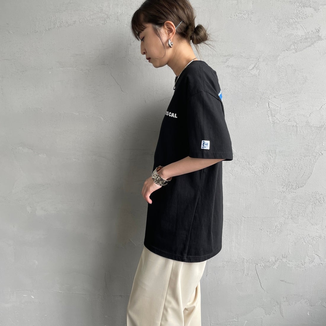 The Endless Summer [エンドレスサマー] 別注 THE CALIFORNIA バックプリントTシャツ [FH-25574507-JF] 01 BLACK &&モデル身長：150cm 着用サイズ：S&&