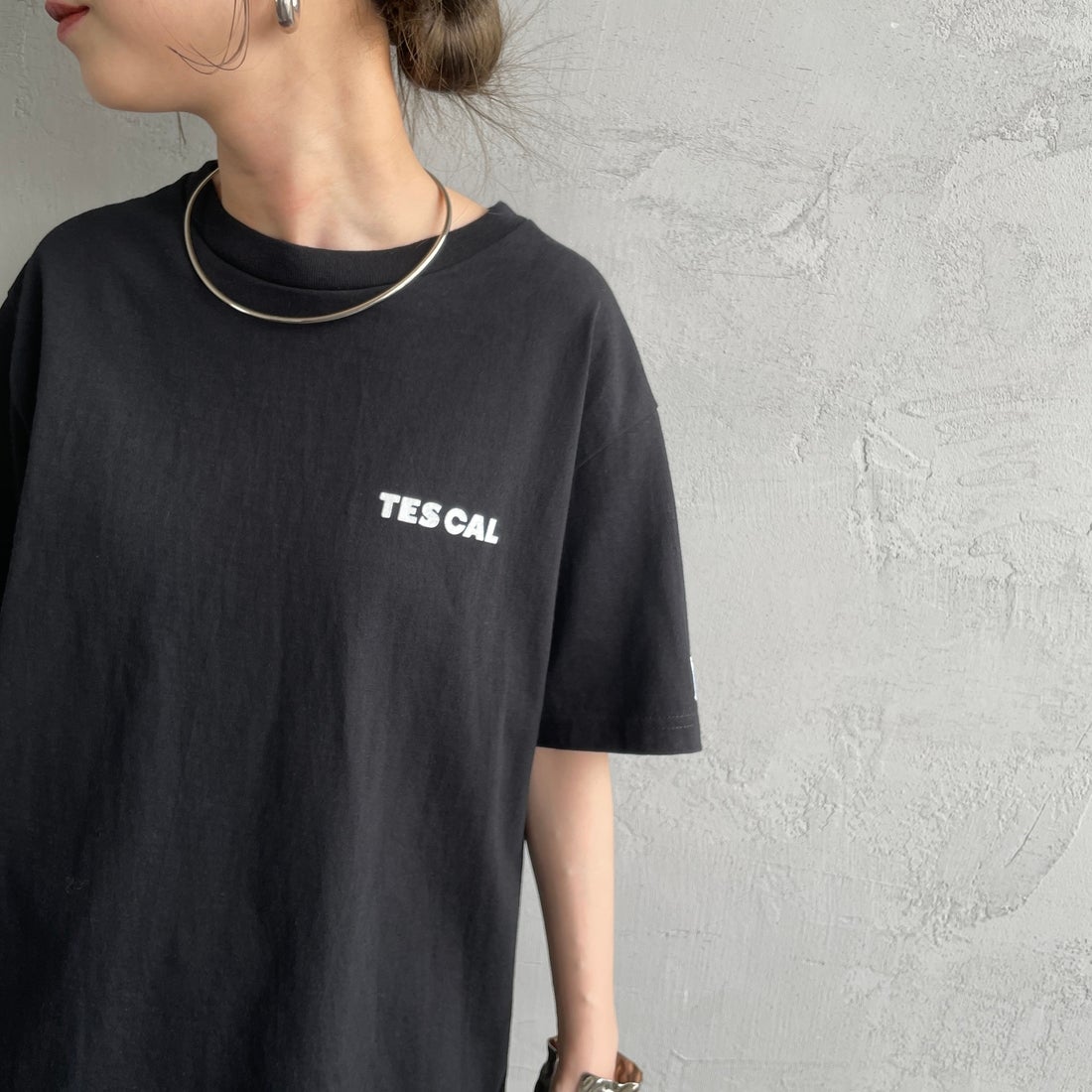 The Endless Summer [エンドレスサマー] 別注 THE CALIFORNIA バックプリントTシャツ [FH-25574507-JF] 01 BLACK &&モデル身長：150cm 着用サイズ：S&&