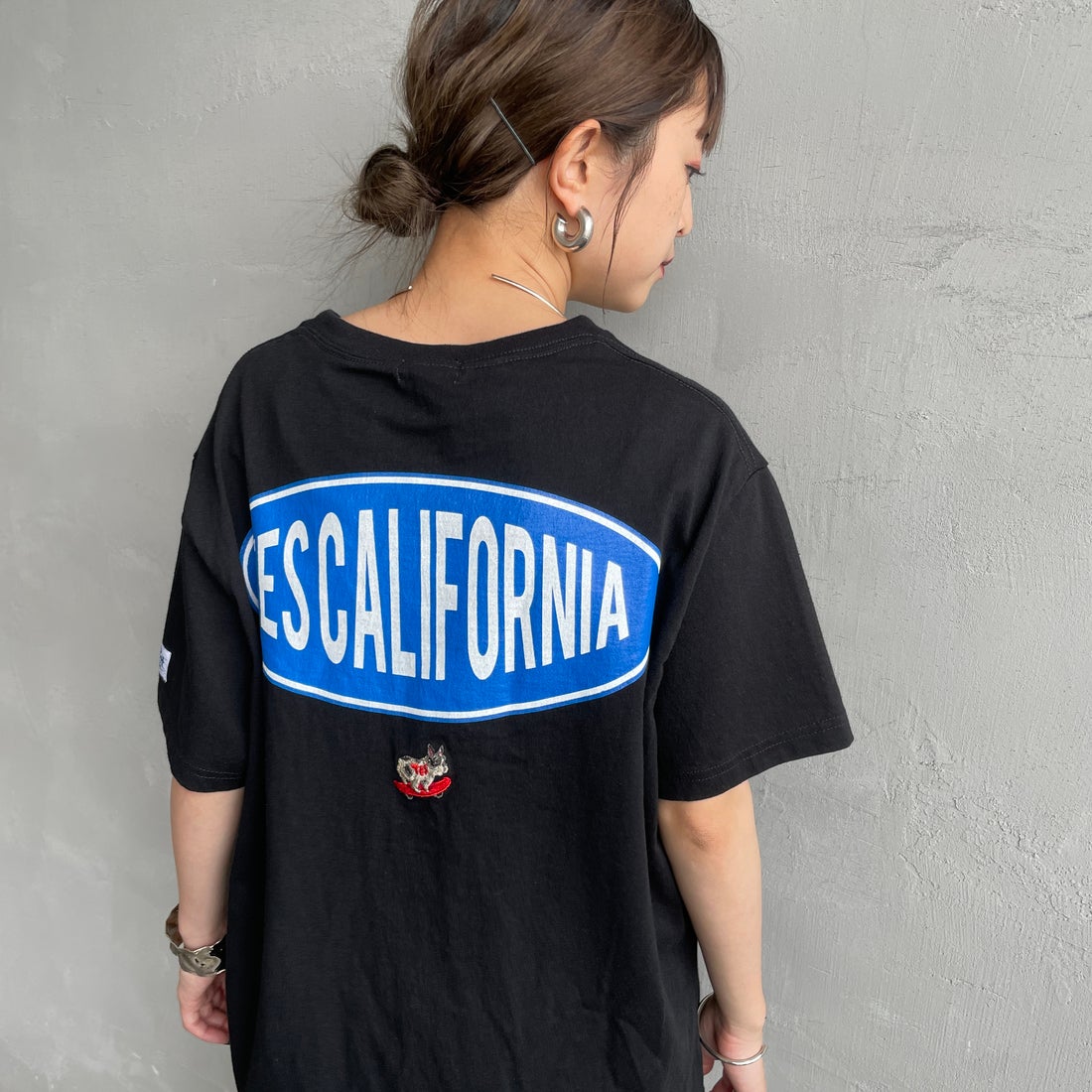 The Endless Summer [エンドレスサマー] 別注 THE CALIFORNIA バックプリントTシャツ [FH-25574507-JF] 01 BLACK &&モデル身長：150cm 着用サイズ：S&&