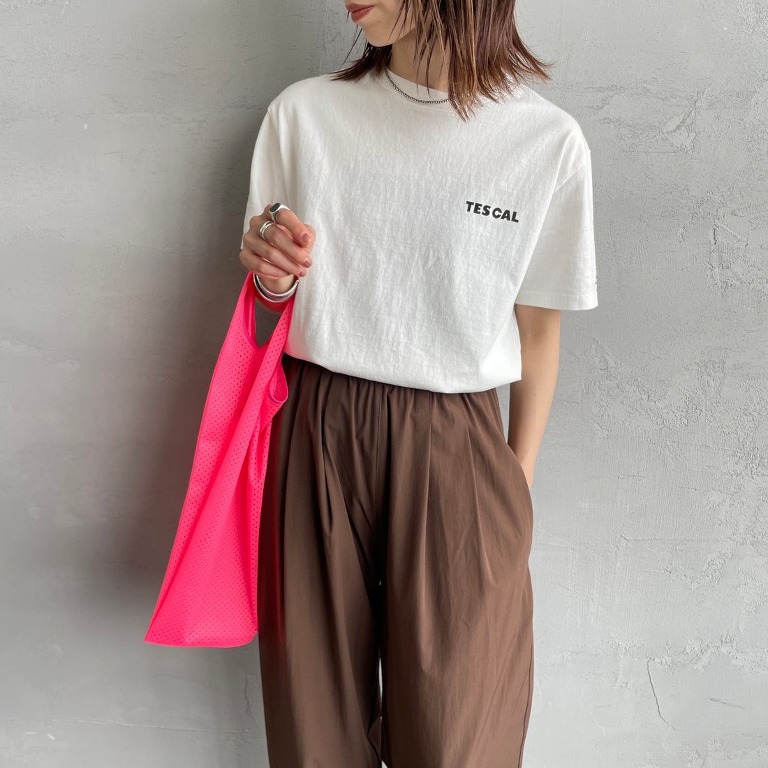 The Endless Summer [エンドレスサマー] 別注 THE CALIFORNIA バックプリントTシャツ [FH-25574507-JF] 07 WHITE &&モデル身長：158cm 着用サイズ：S&&