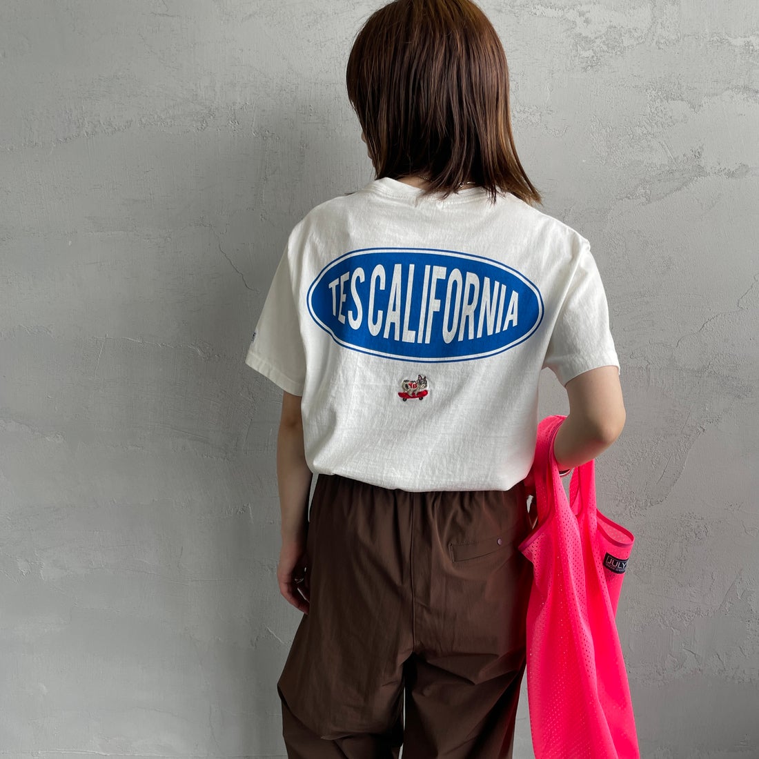 The Endless Summer [エンドレスサマー] 別注 THE CALIFORNIA バックプリントTシャツ [FH-25574507-JF] 07 WHITE &&モデル身長：158cm 着用サイズ：S&&