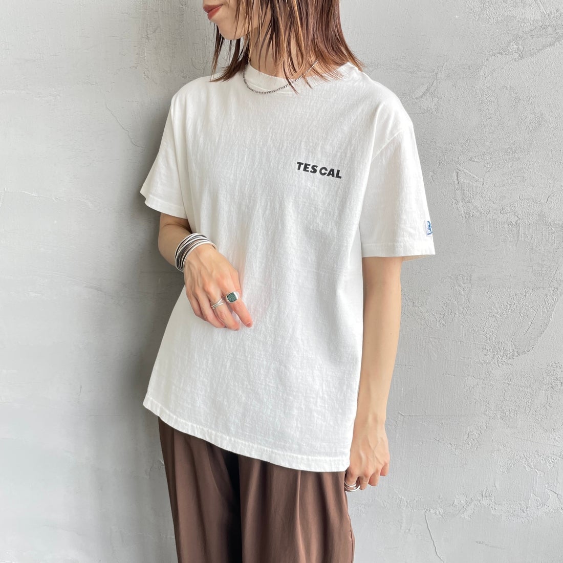 The Endless Summer [エンドレスサマー] 別注 THE CALIFORNIA バックプリントTシャツ [FH-25574507-JF] 07 WHITE &&モデル身長：158cm 着用サイズ：S&&