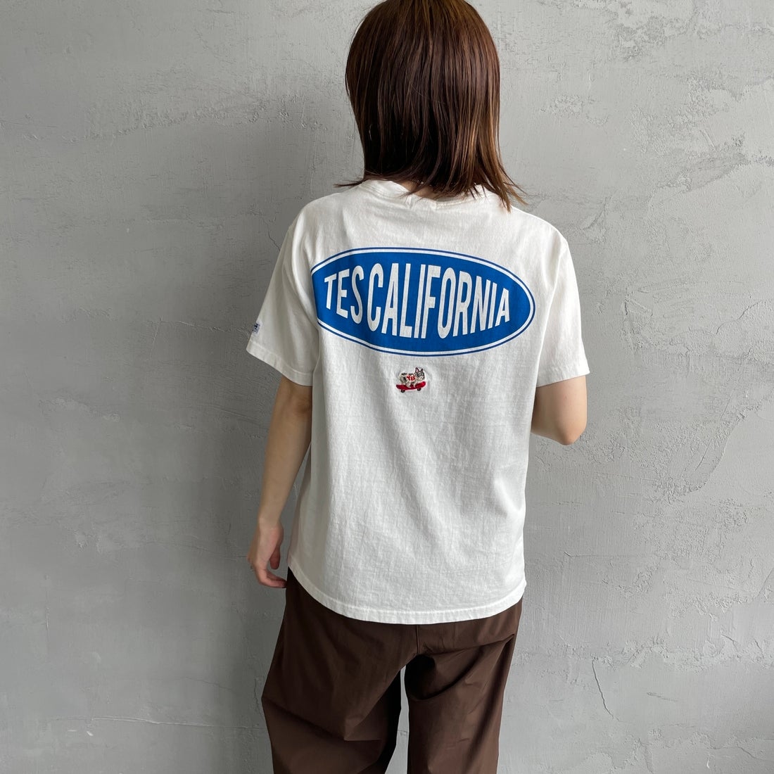 The Endless Summer [エンドレスサマー] 別注 THE CALIFORNIA バックプリントTシャツ [FH-25574507-JF] 07 WHITE &&モデル身長：158cm 着用サイズ：S&&