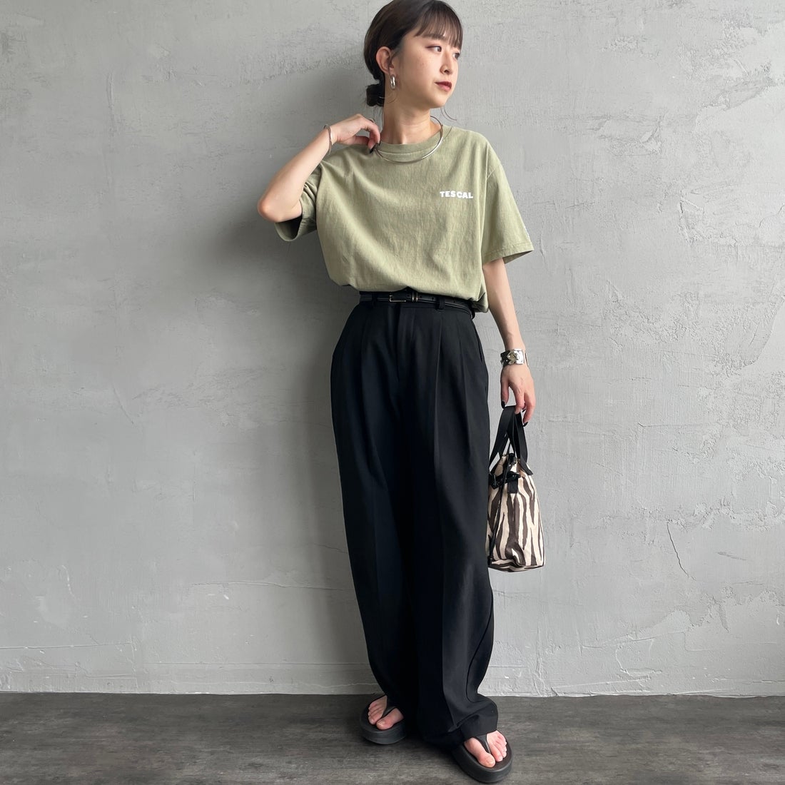 The Endless Summer [エンドレスサマー] 別注 THE CALIFORNIA バックプリントTシャツ [FH-25574507-JF] 57 GREEN G &&モデル身長：150cm 着用サイズ：S&&