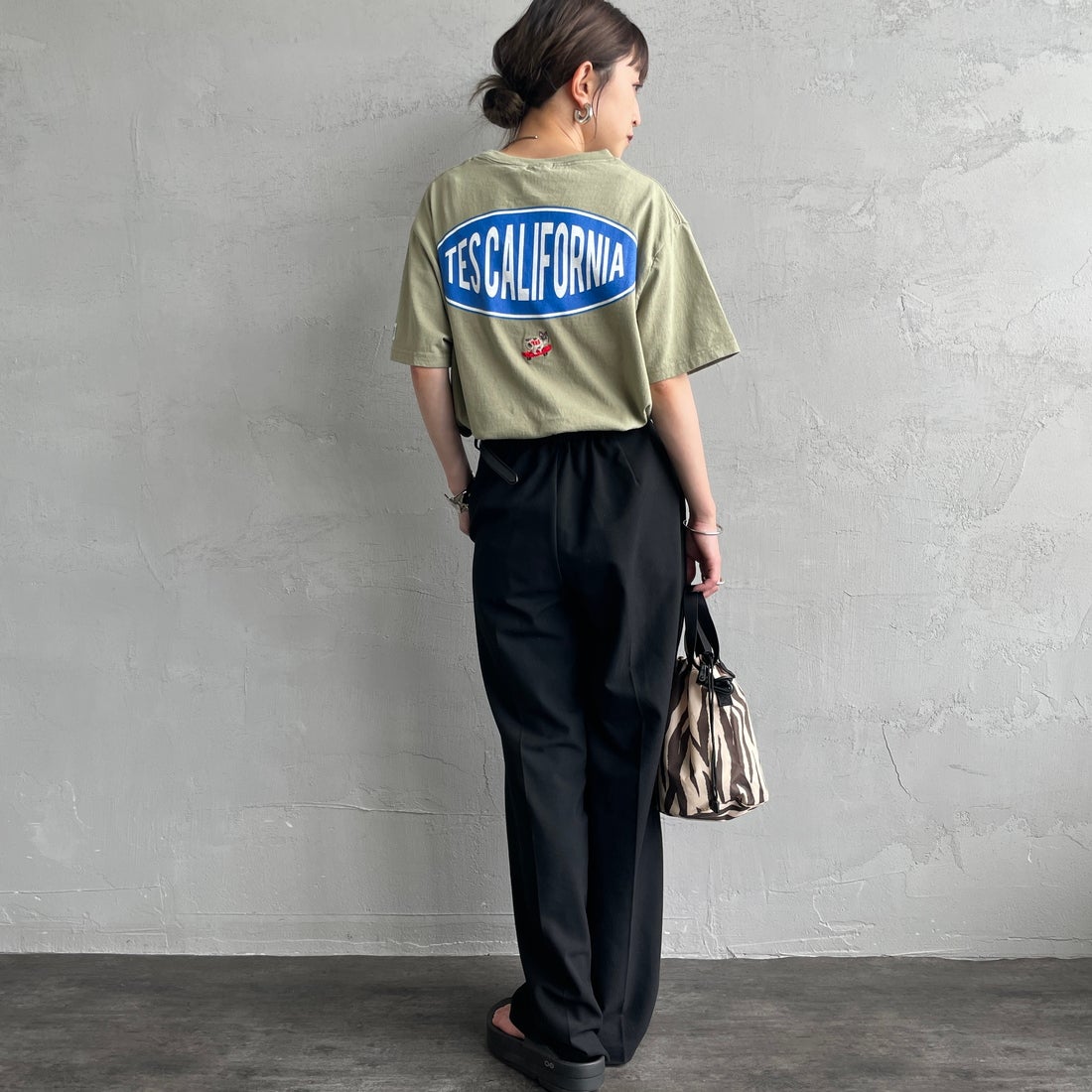 The Endless Summer [エンドレスサマー] 別注 THE CALIFORNIA バックプリントTシャツ [FH-25574507-JF] 57 GREEN G &&モデル身長：150cm 着用サイズ：S&&