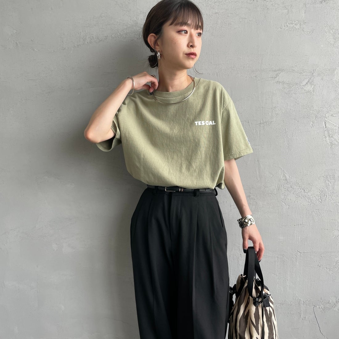 The Endless Summer [エンドレスサマー] 別注 THE CALIFORNIA バックプリントTシャツ [FH-25574507-JF] 57 GREEN G &&モデル身長：150cm 着用サイズ：S&&