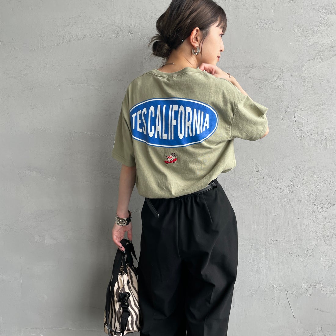 The Endless Summer [エンドレスサマー] 別注 THE CALIFORNIA バックプリントTシャツ [FH-25574507-JF] 57 GREEN G &&モデル身長：150cm 着用サイズ：S&&