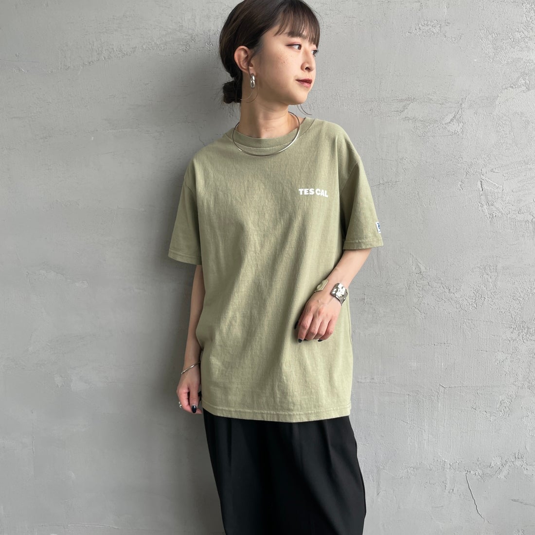 The Endless Summer [エンドレスサマー] 別注 THE CALIFORNIA バックプリントTシャツ [FH-25574507-JF] 57 GREEN G &&モデル身長：150cm 着用サイズ：S&&