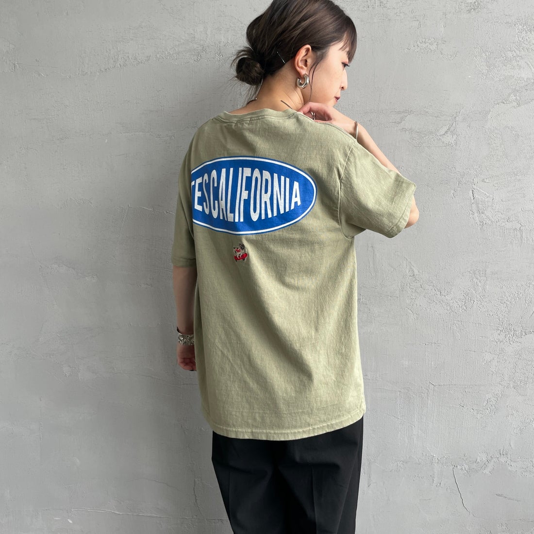 The Endless Summer [エンドレスサマー] 別注 THE CALIFORNIA バックプリントTシャツ [FH-25574507-JF] 57 GREEN G &&モデル身長：150cm 着用サイズ：S&&