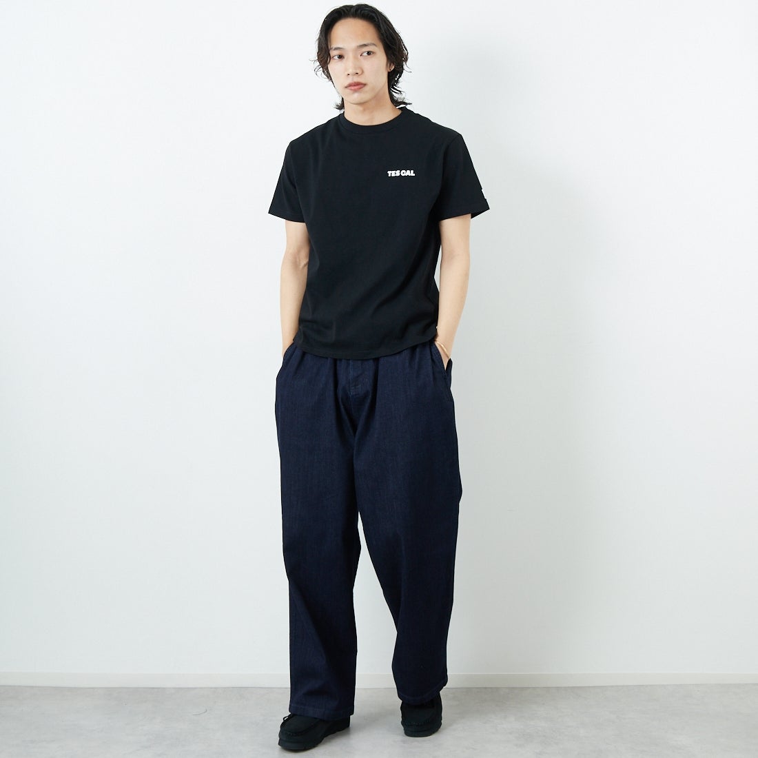 The Endless Summer [エンドレスサマー] 別注 THE CALIFORNIA バックプリントTシャツ [FH-25574507-JF] 01 BLACK &&モデル身長：179cm 着用サイズ：M&&