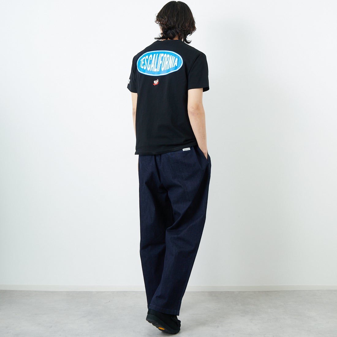 The Endless Summer [エンドレスサマー] 別注 THE CALIFORNIA バックプリントTシャツ [FH-25574507-JF] 01 BLACK &&モデル身長：179cm 着用サイズ：M&&