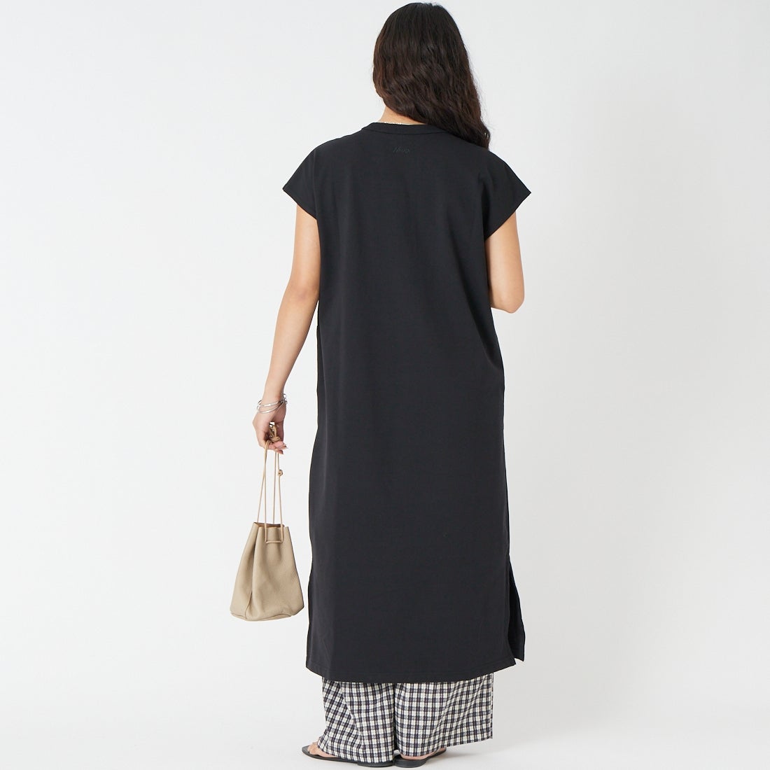 NANGA [ナンガ] エコハイブリッド ノースリーブワンピース [N2501-1N034B] BLK &&モデル身長：162cm 着用サイズ：WM&&