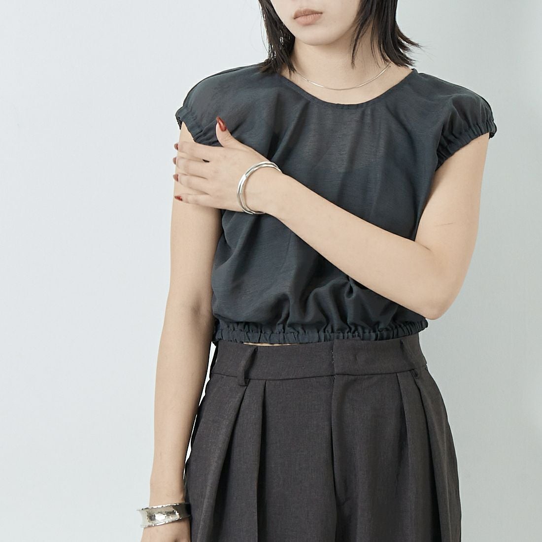 hwyl [ヒュイル] タックブラウス [51285683] ﾁｬｺｰﾙ &&モデル身長：167cm 着用サイズ：2&&