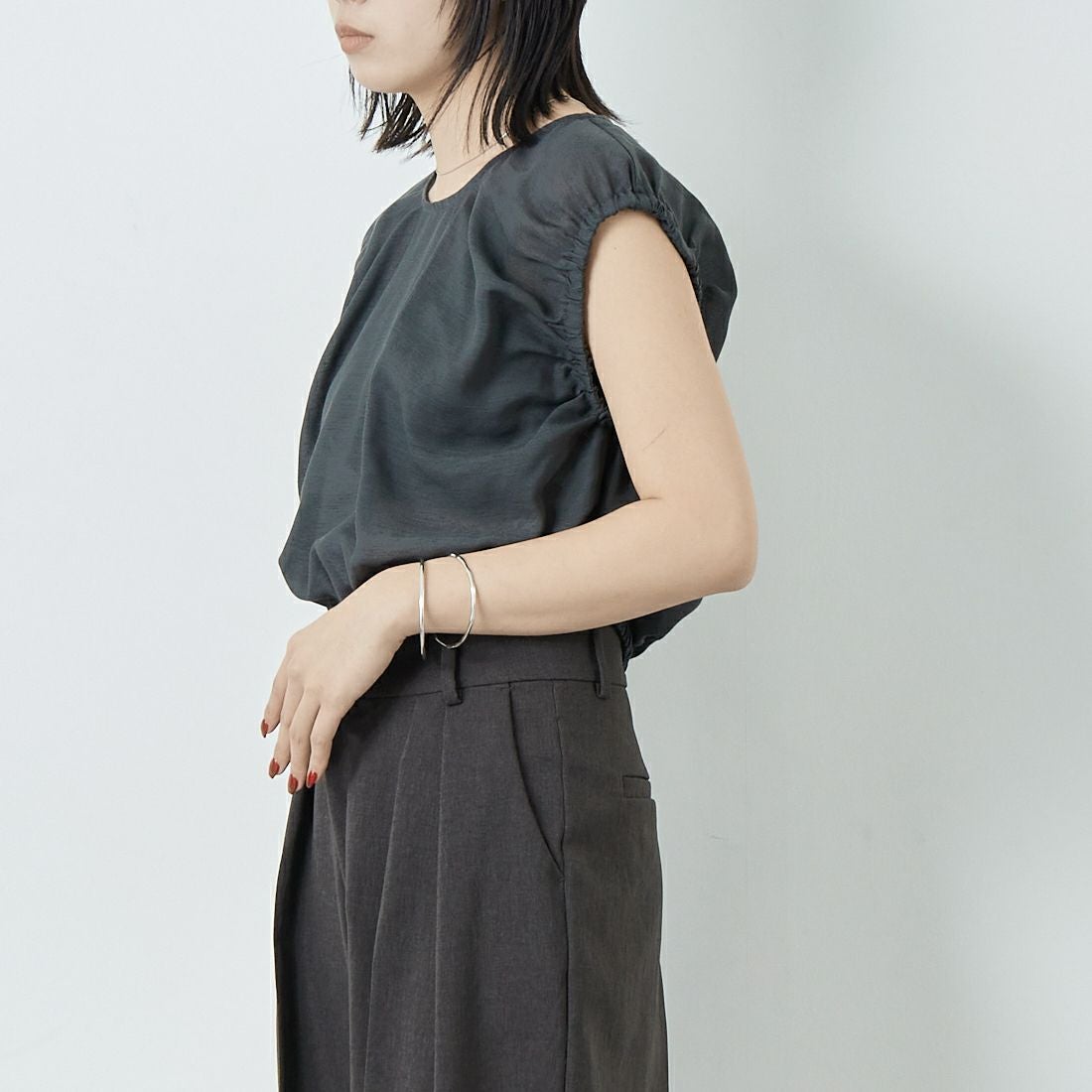 hwyl [ヒュイル] タックブラウス [51285683] ﾁｬｺｰﾙ &&モデル身長：167cm 着用サイズ：2&&