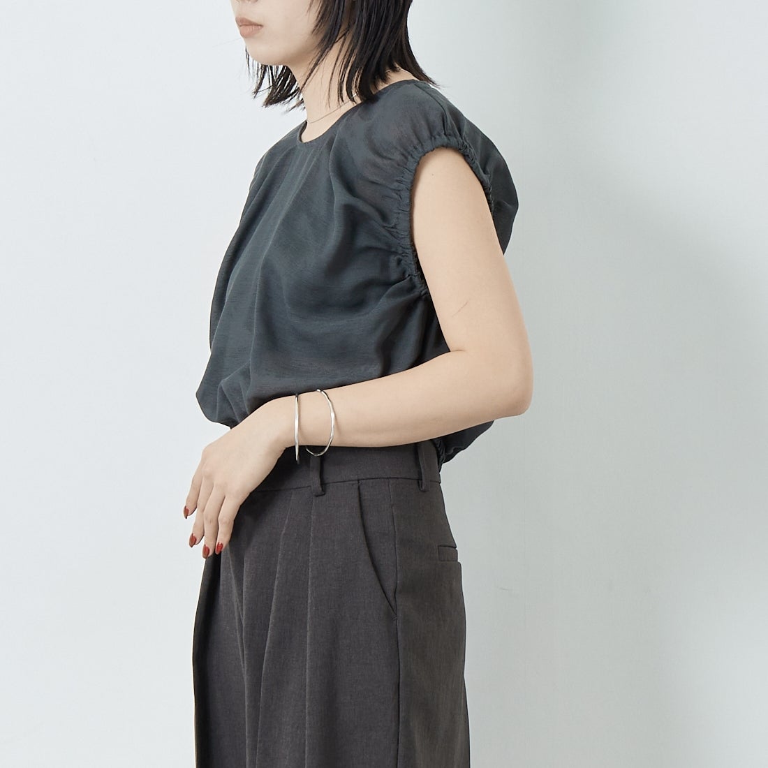 hwyl [ヒュイル] タックブラウス [51285683] ﾁｬｺｰﾙ &&モデル身長：167cm 着用サイズ：2&&