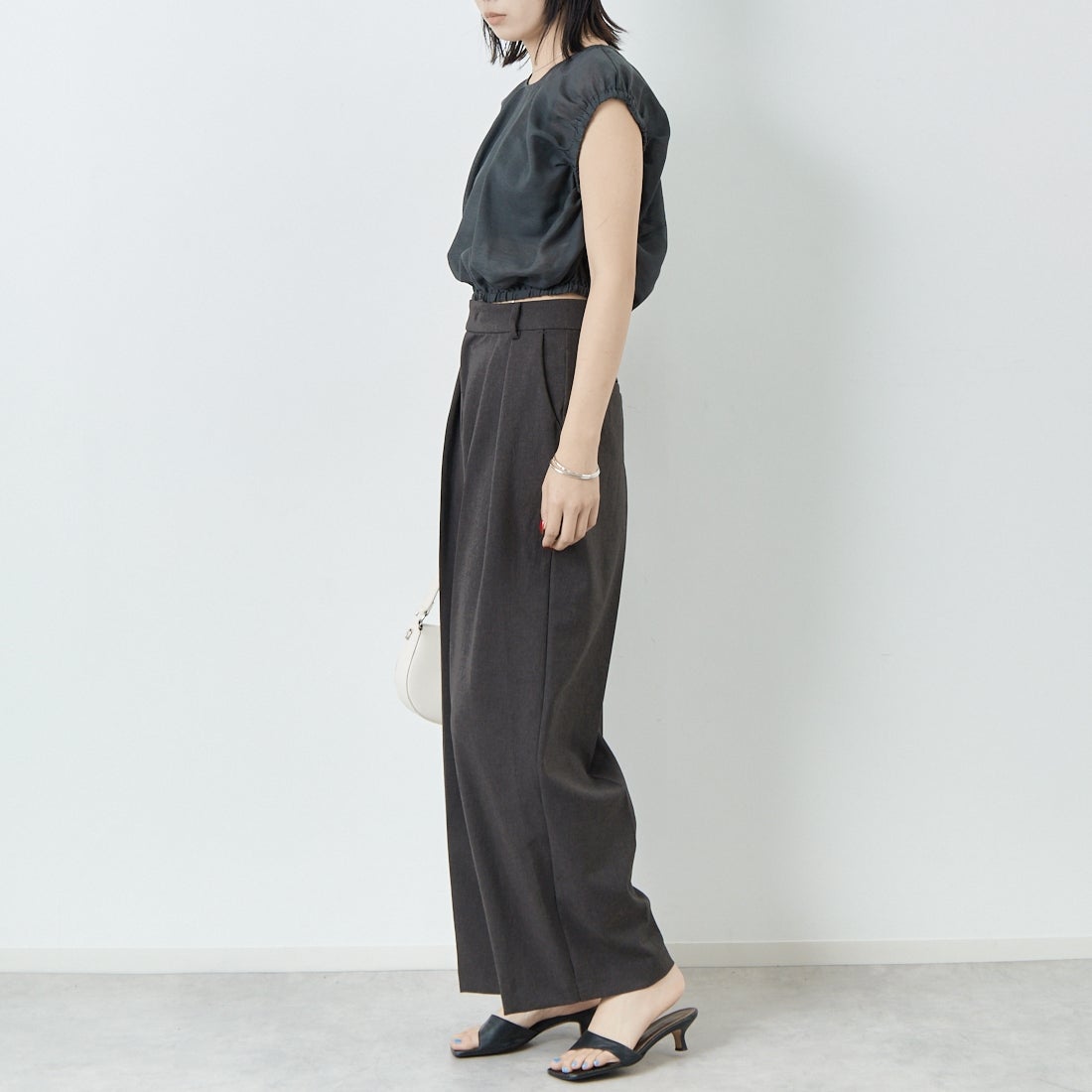 hwyl [ヒュイル] タックブラウス [51285683] ﾁｬｺｰﾙ &&モデル身長：167cm 着用サイズ：2&&