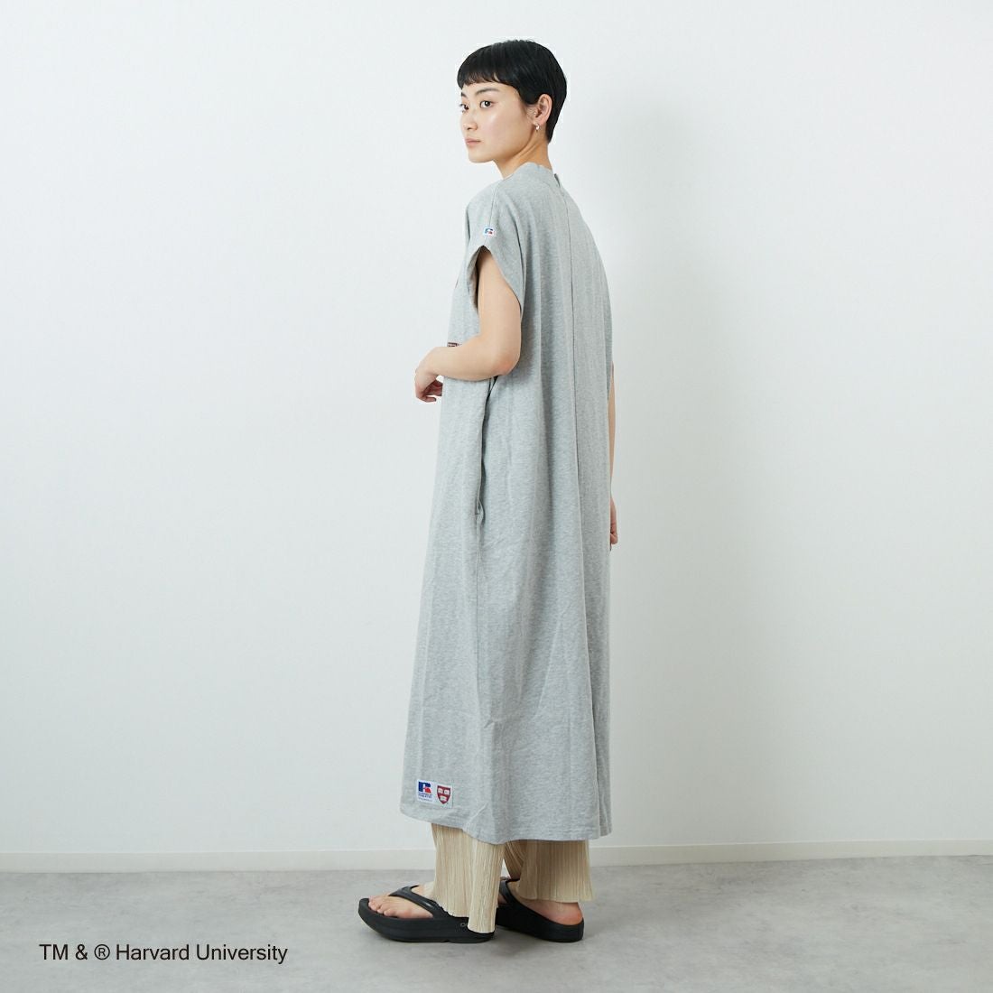 RUSSELL ATHLETIC [ラッセル アスレチック] カレッジロゴノースリーブワンピース [RCW-25032-HD] 03H H.GRAY &&モデル身長：160cm 着用サイズ：M&&