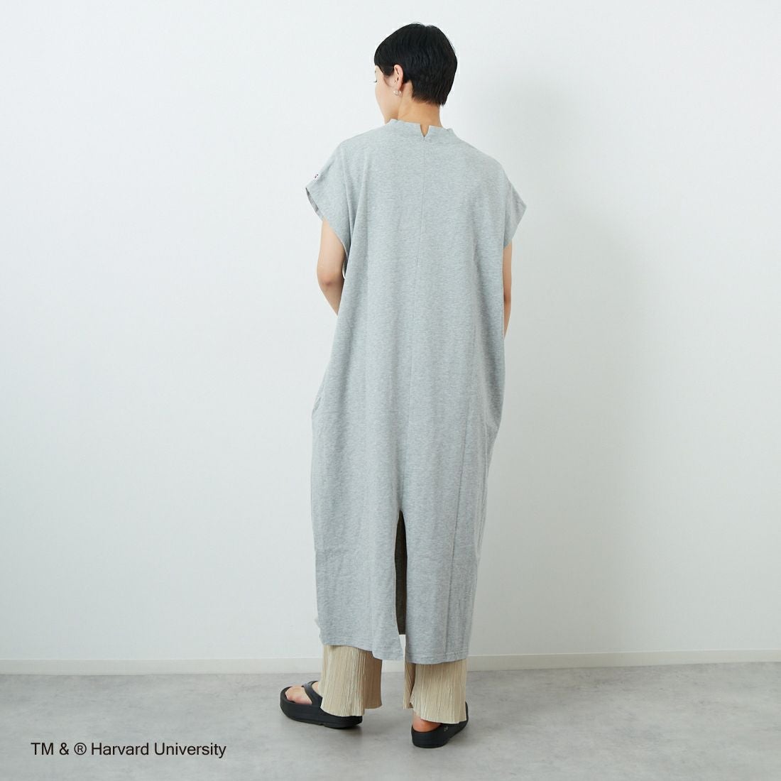 RUSSELL ATHLETIC [ラッセル アスレチック] カレッジロゴノースリーブワンピース [RCW-25032-HD] 03H H.GRAY &&モデル身長：160cm 着用サイズ：M&&